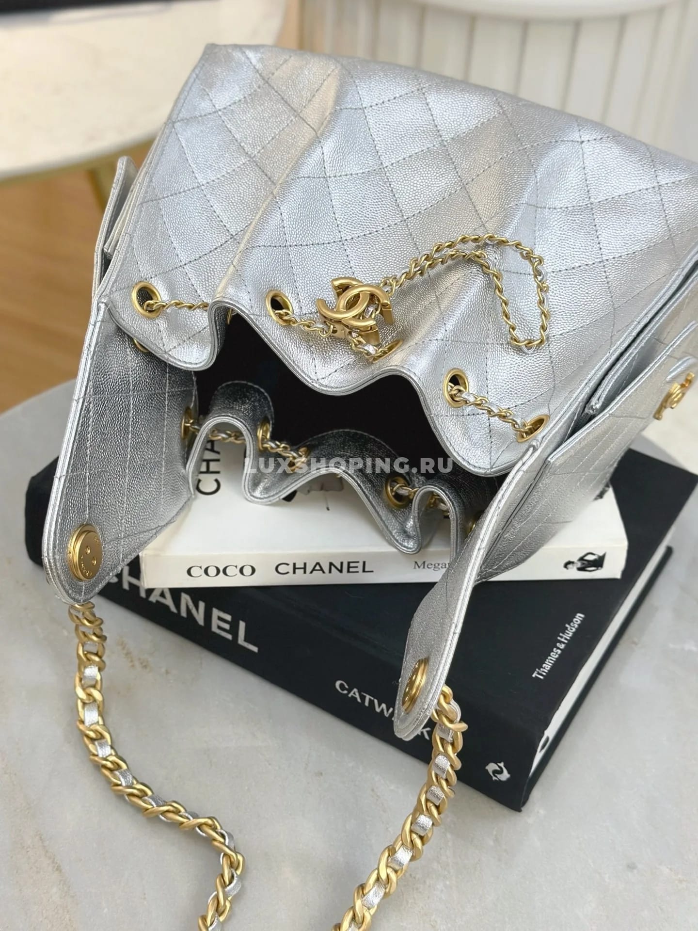 Сумка Chanel hobo 2025 серебрянная 30×26×14 см - фото 9