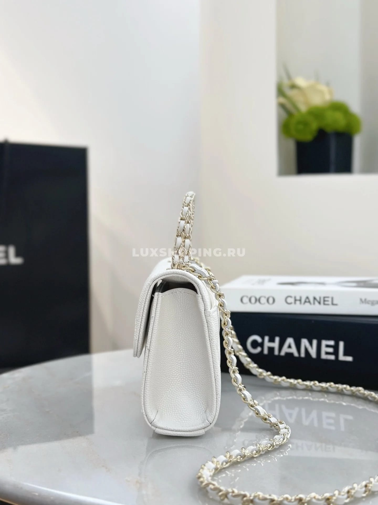 Сумка Chanel 25S с ручкой-цепочкой белая 10×18×4,5 см - фото 3