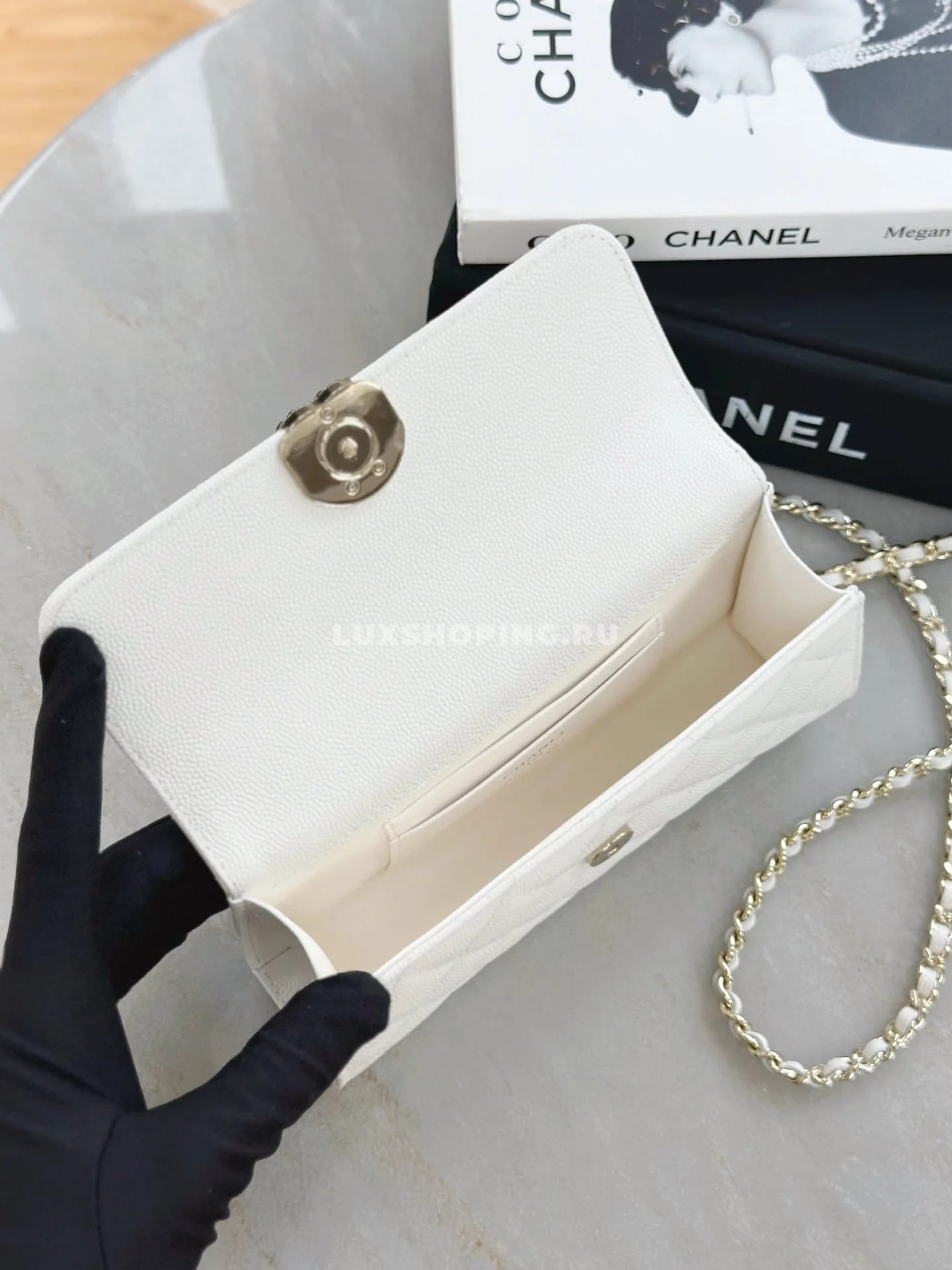 Сумка Chanel 25S с ручкой-цепочкой белая 10×18×4,5 см - фото 4