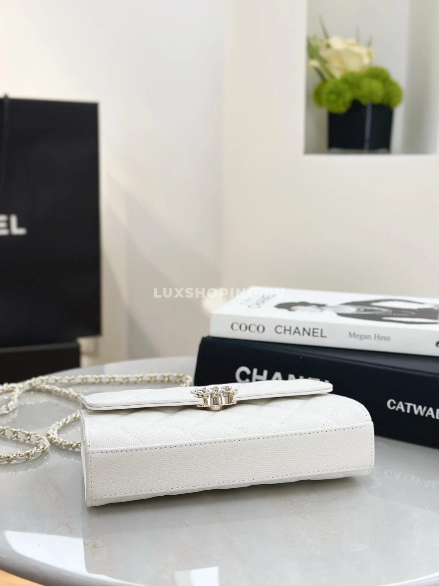 Сумка Chanel 25S с ручкой-цепочкой белая 10×18×4,5 см - фото 5