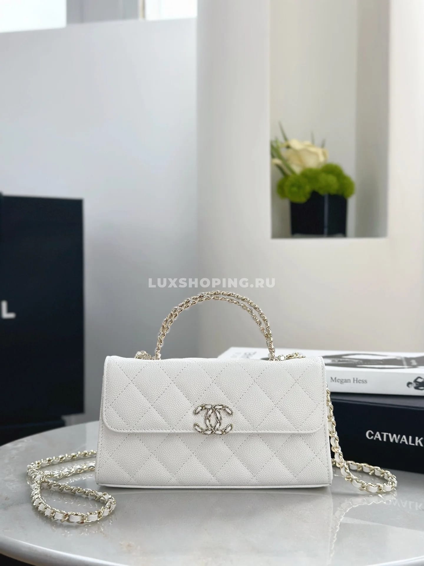 Сумка Chanel 25S с ручкой-цепочкой белая 10×18×4,5 см - фото 6