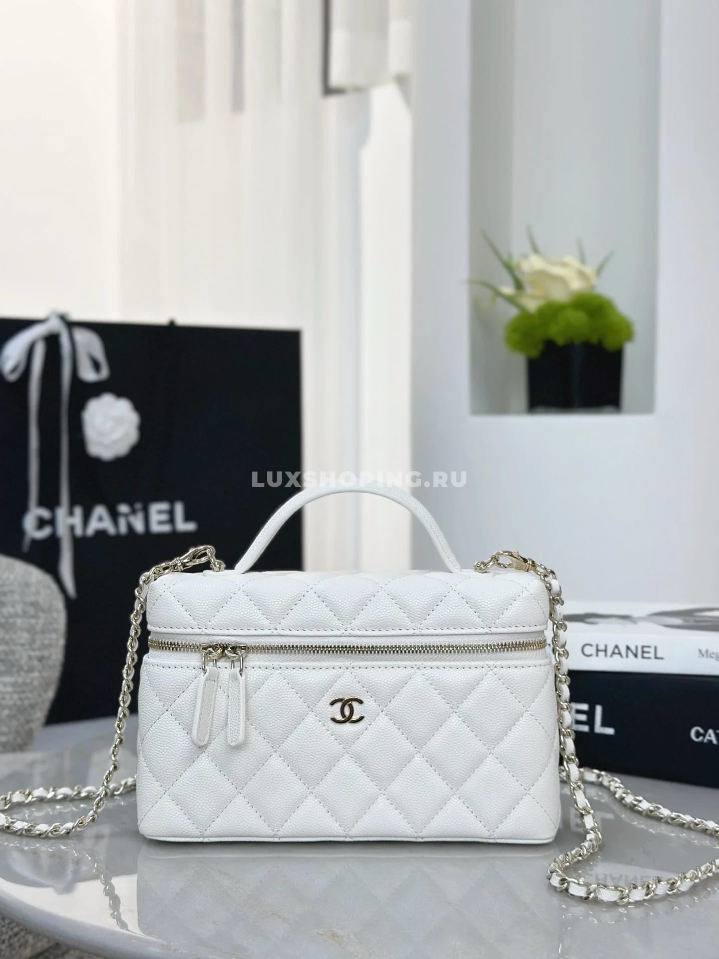 Сумка Chanel Vanity белая 17×19,5×5 см - фото 8