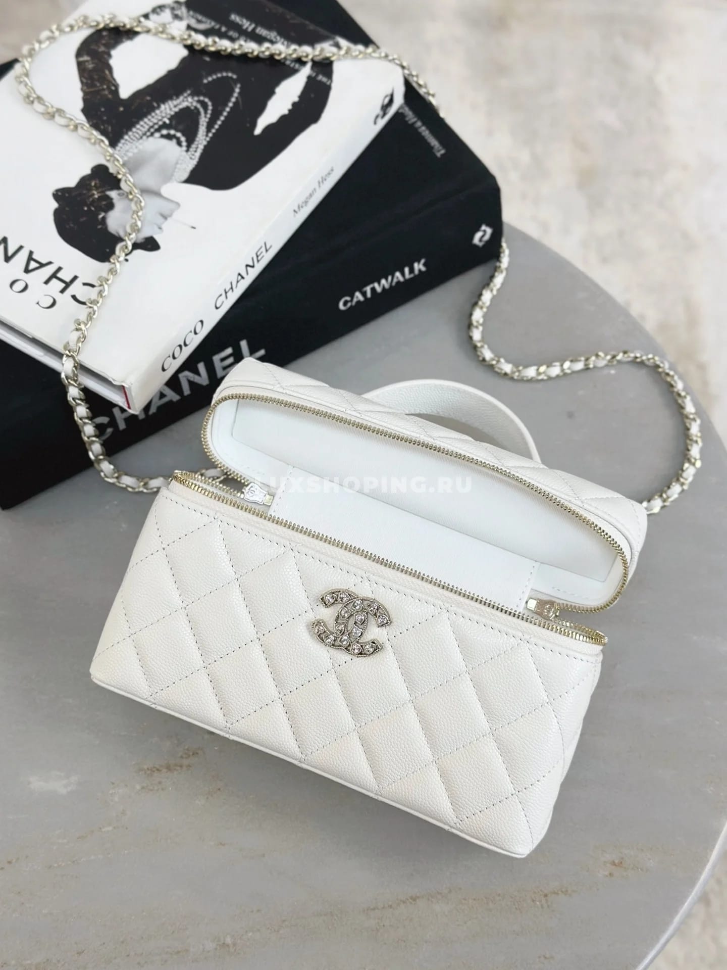 Сумка Chanel Vanity белая с большим лого 17×19,5×5 см - фото 2