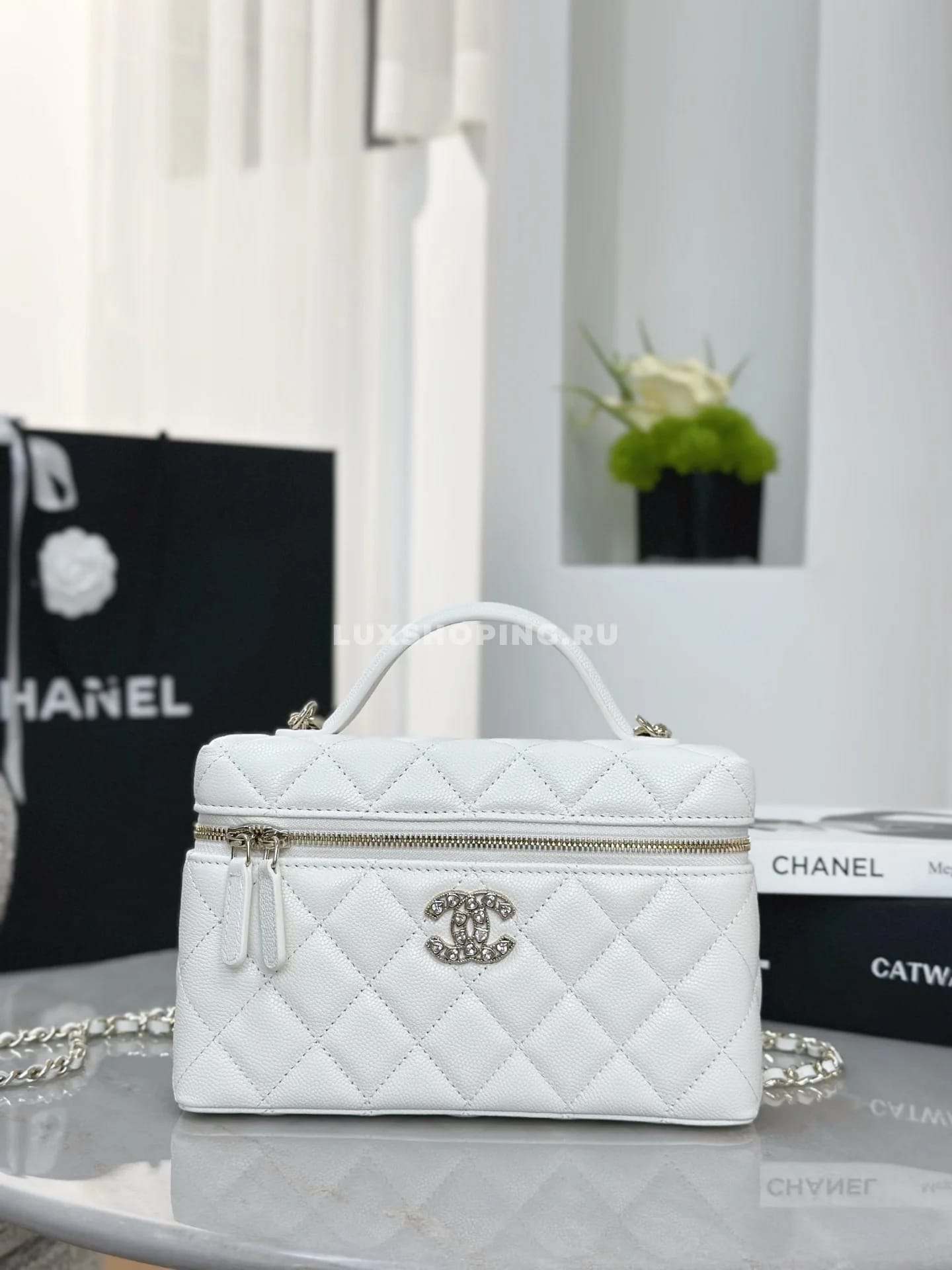 Сумка Chanel Vanity белая с большим лого 17×19,5×5 см - фото 4