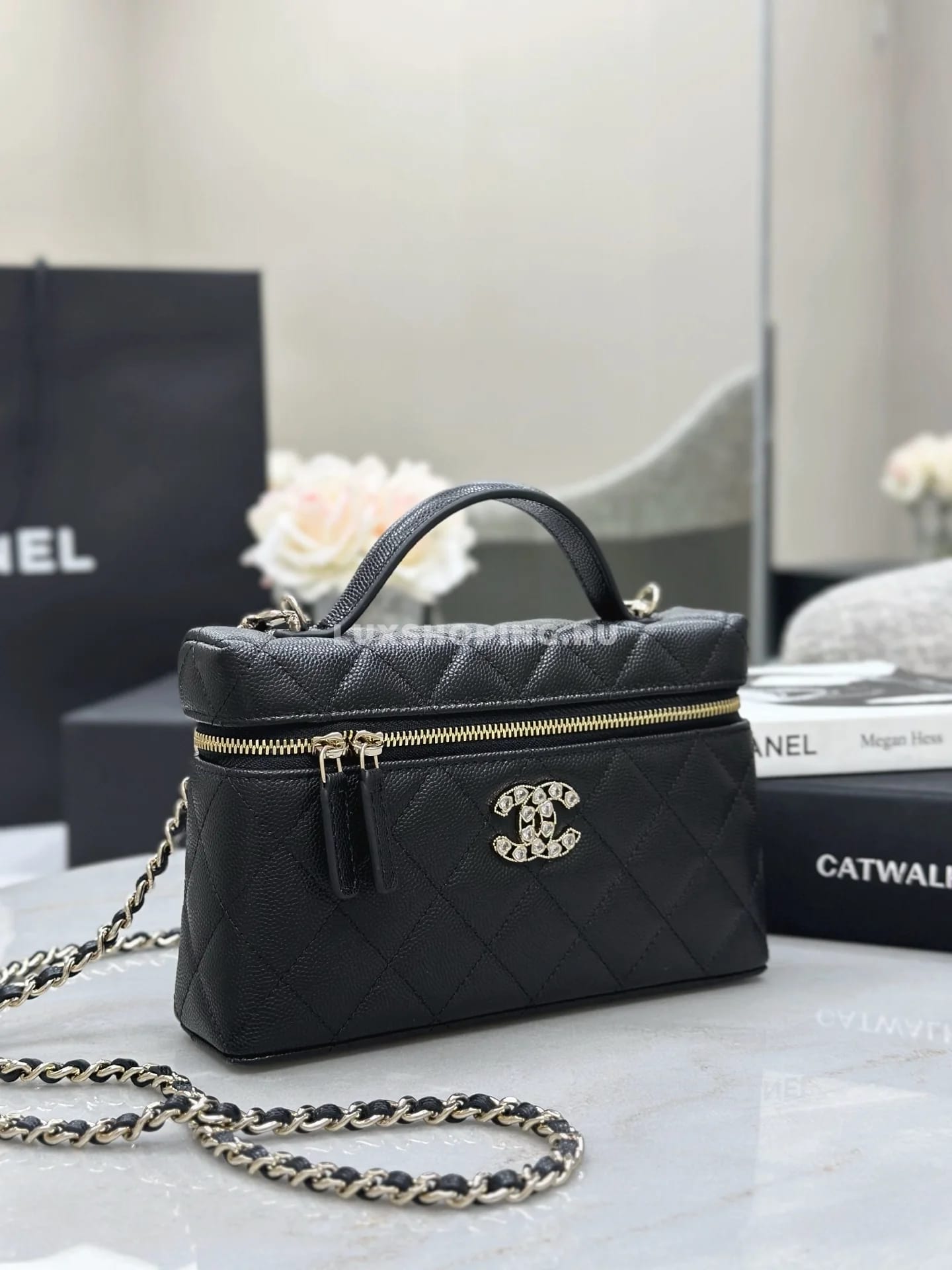 Сумка Chanel Vanity черная с большим лого 17×19,5×5 см - фото 2