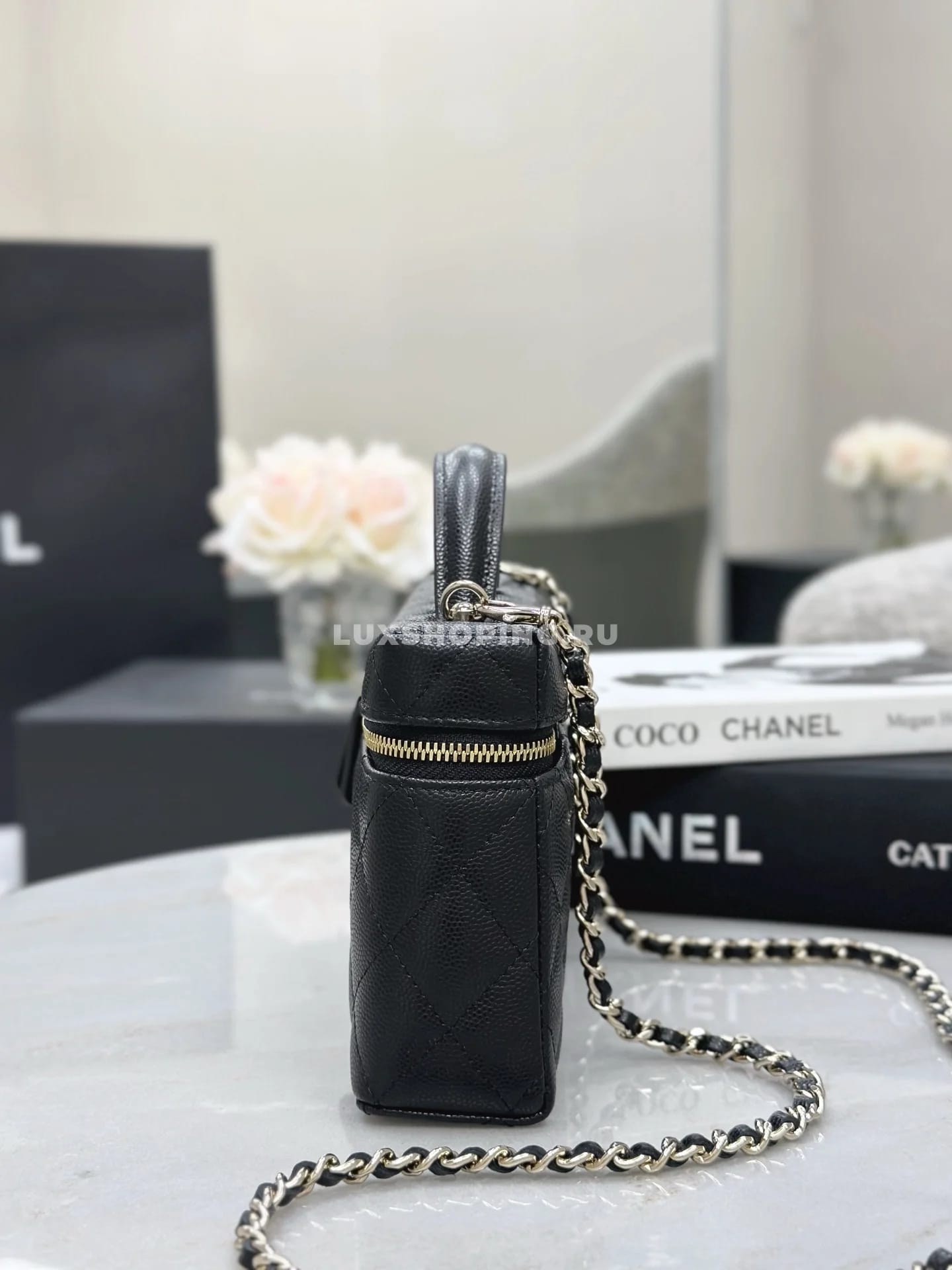 Сумка Chanel Vanity черная с большим лого 17×19,5×5 см - фото 3