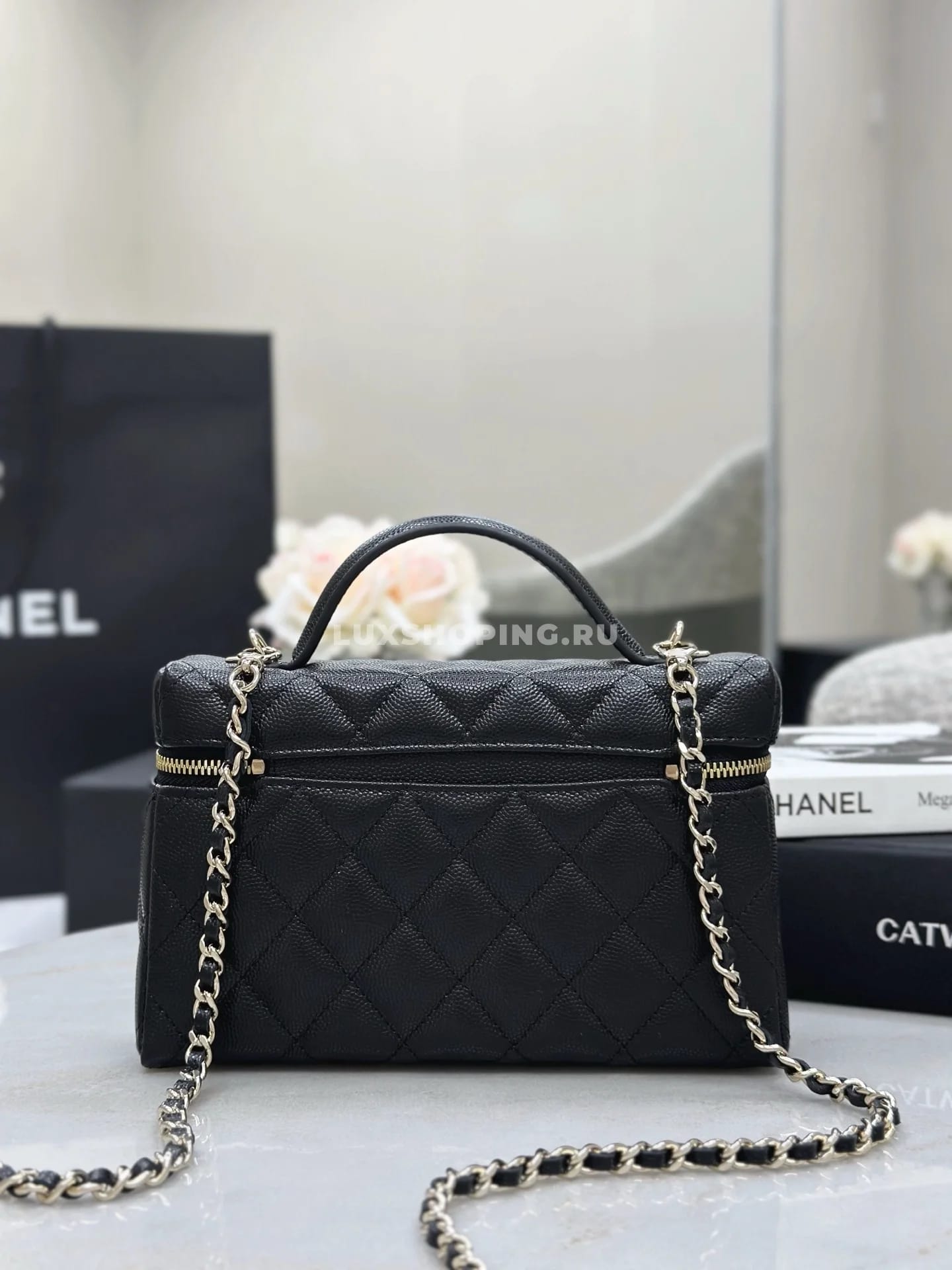 Сумка Chanel Vanity черная с большим лого 17×19,5×5 см - фото 4