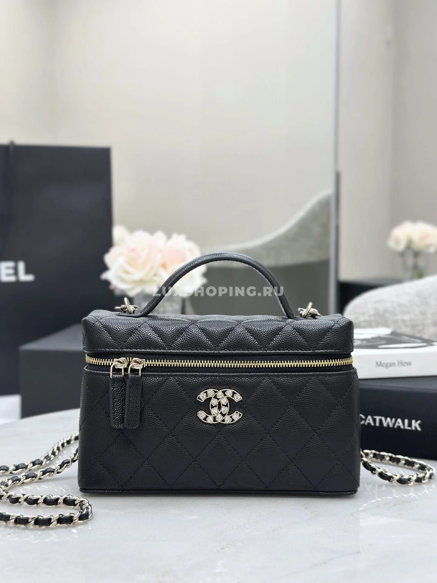 Сумка Chanel Vanity черная с большим лого 17×19,5×5 см - фото 5