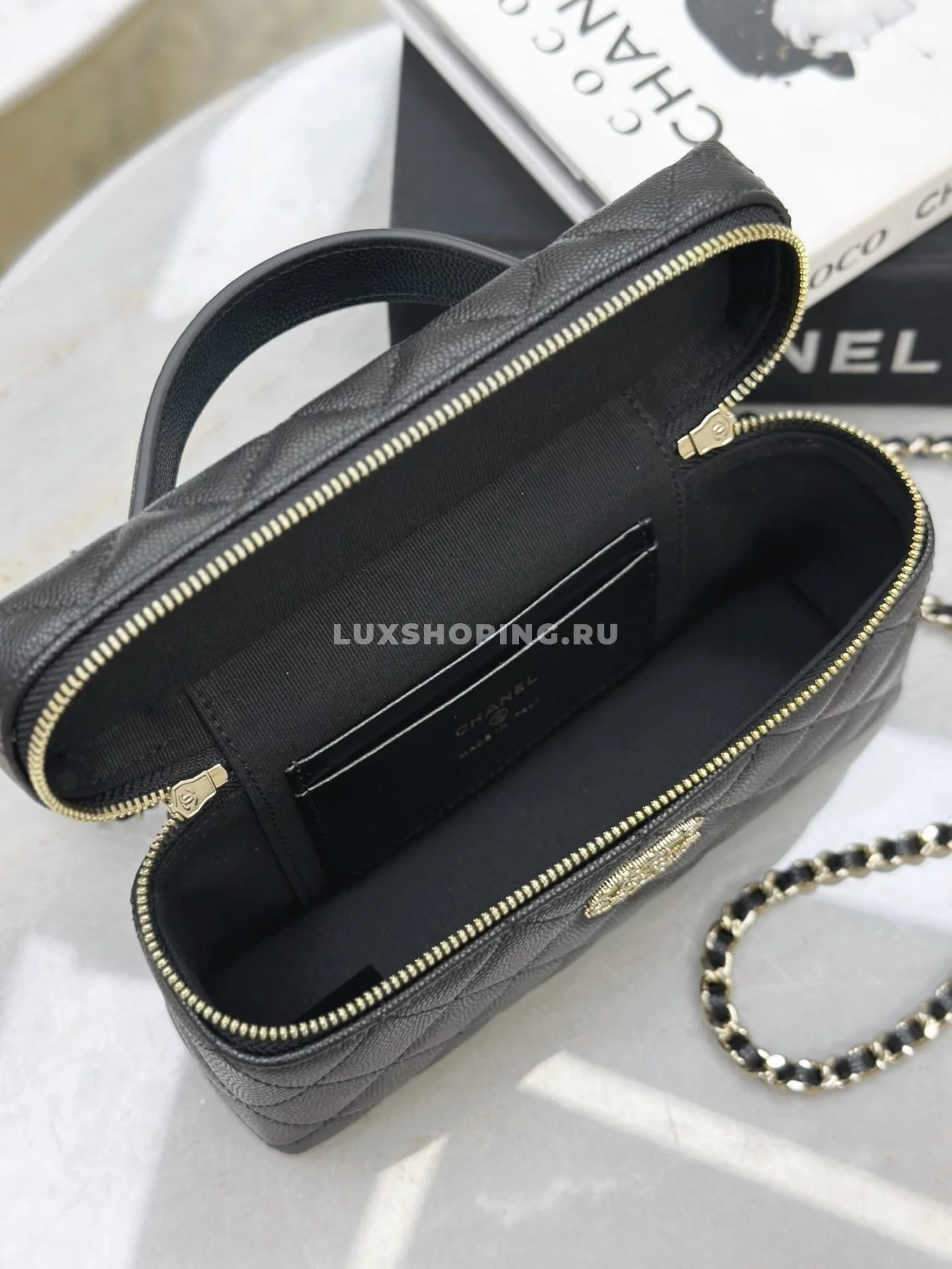 Сумка Chanel Vanity черная с большим лого 17×19,5×5 см - фото 6