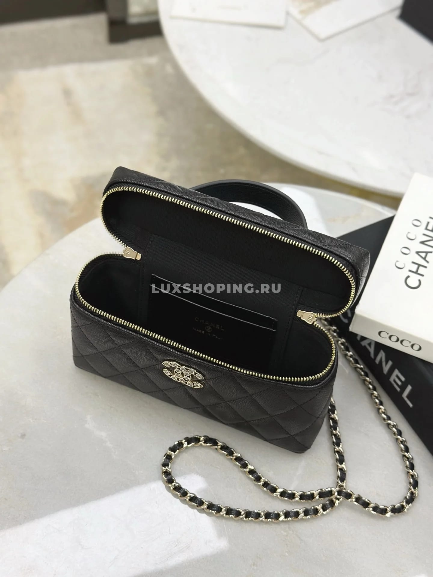 Сумка Chanel Vanity черная с большим лого 17×19,5×5 см - фото 8