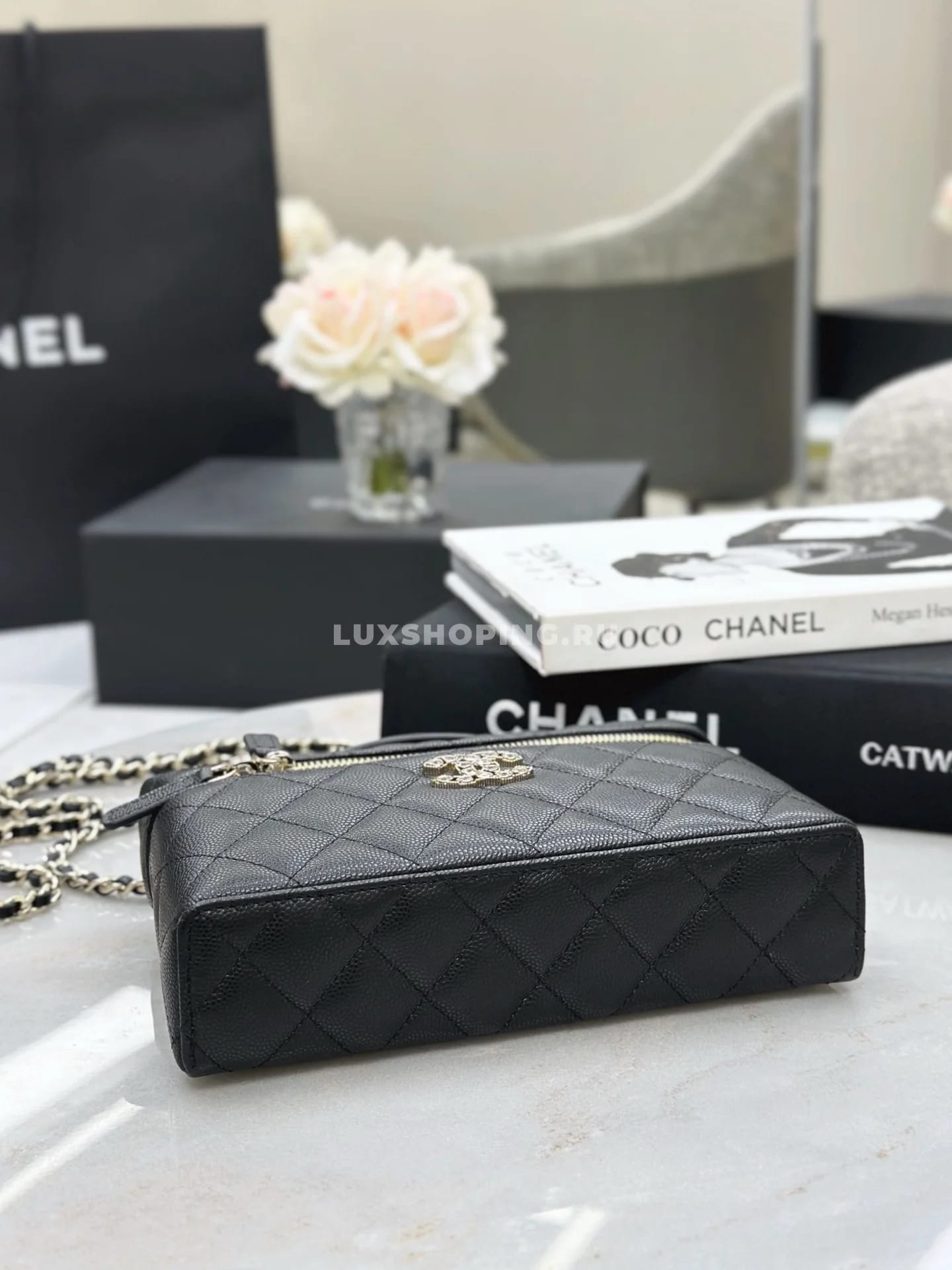 Сумка Chanel Vanity черная с большим лого 17×19,5×5 см - фото 10
