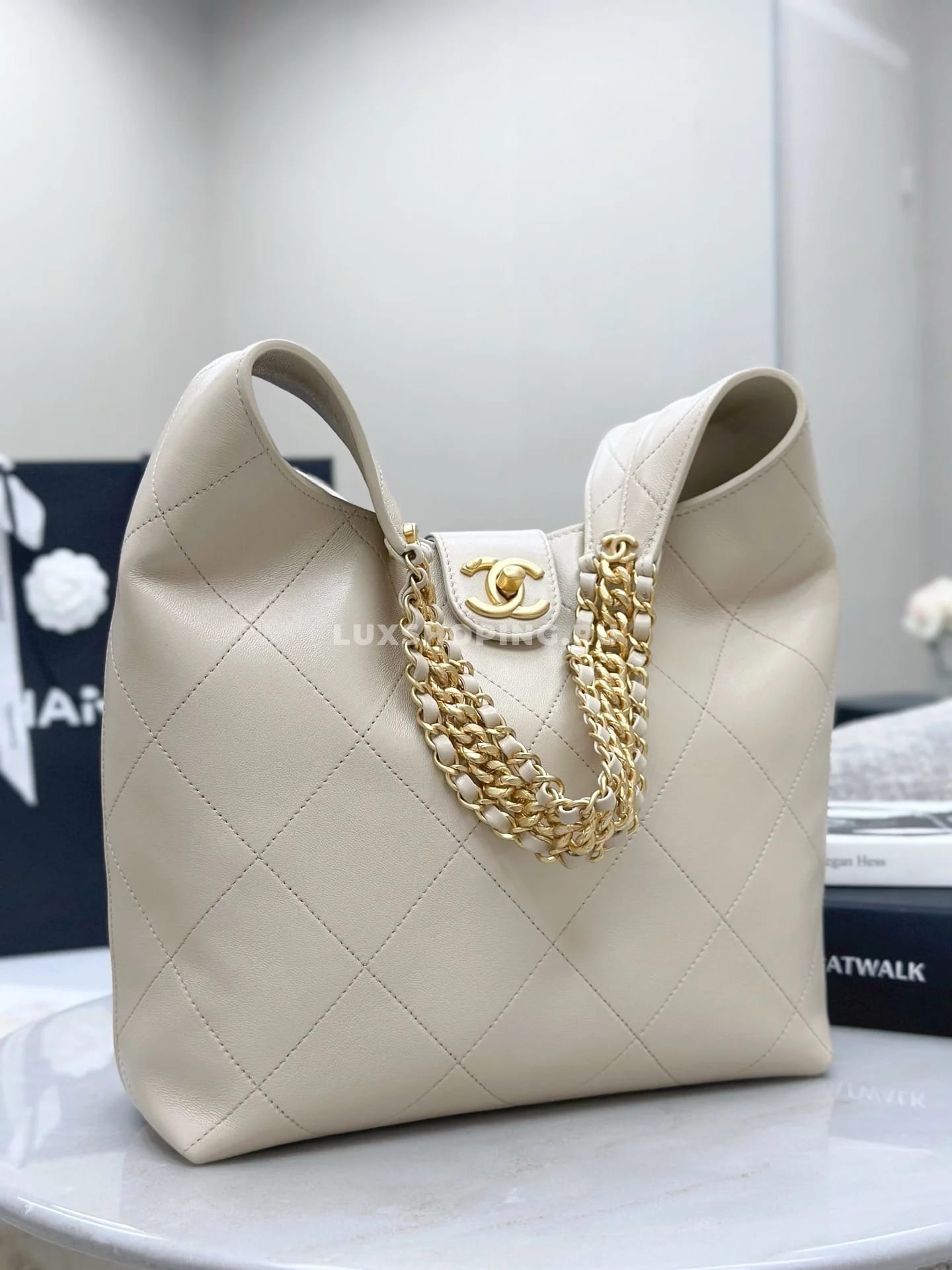 Сумка Chanel 25P Hobo бежевая 30×35×14 см - фото 2