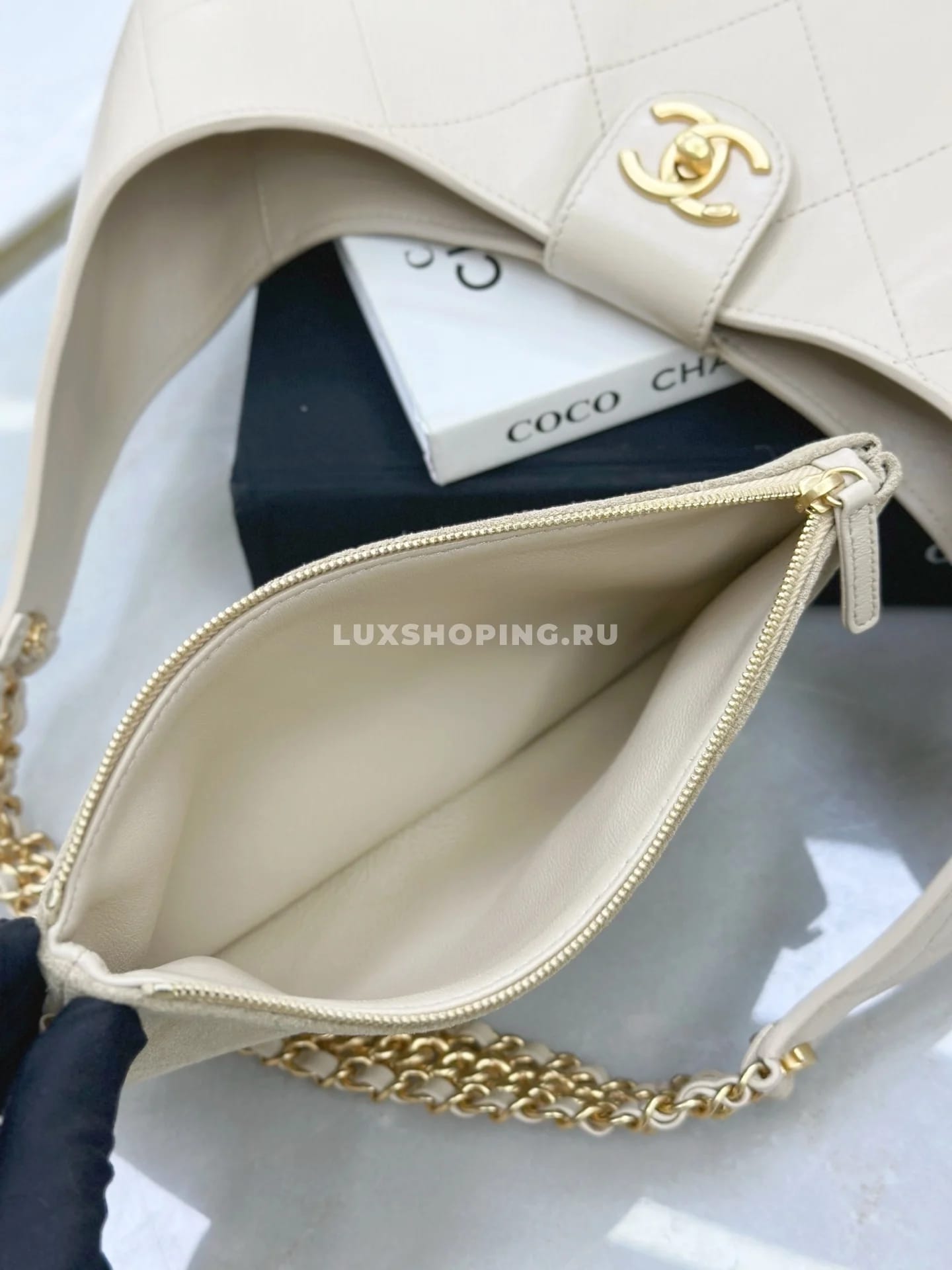 Сумка Chanel 25P Hobo бежевая 30×35×14 см - фото 5