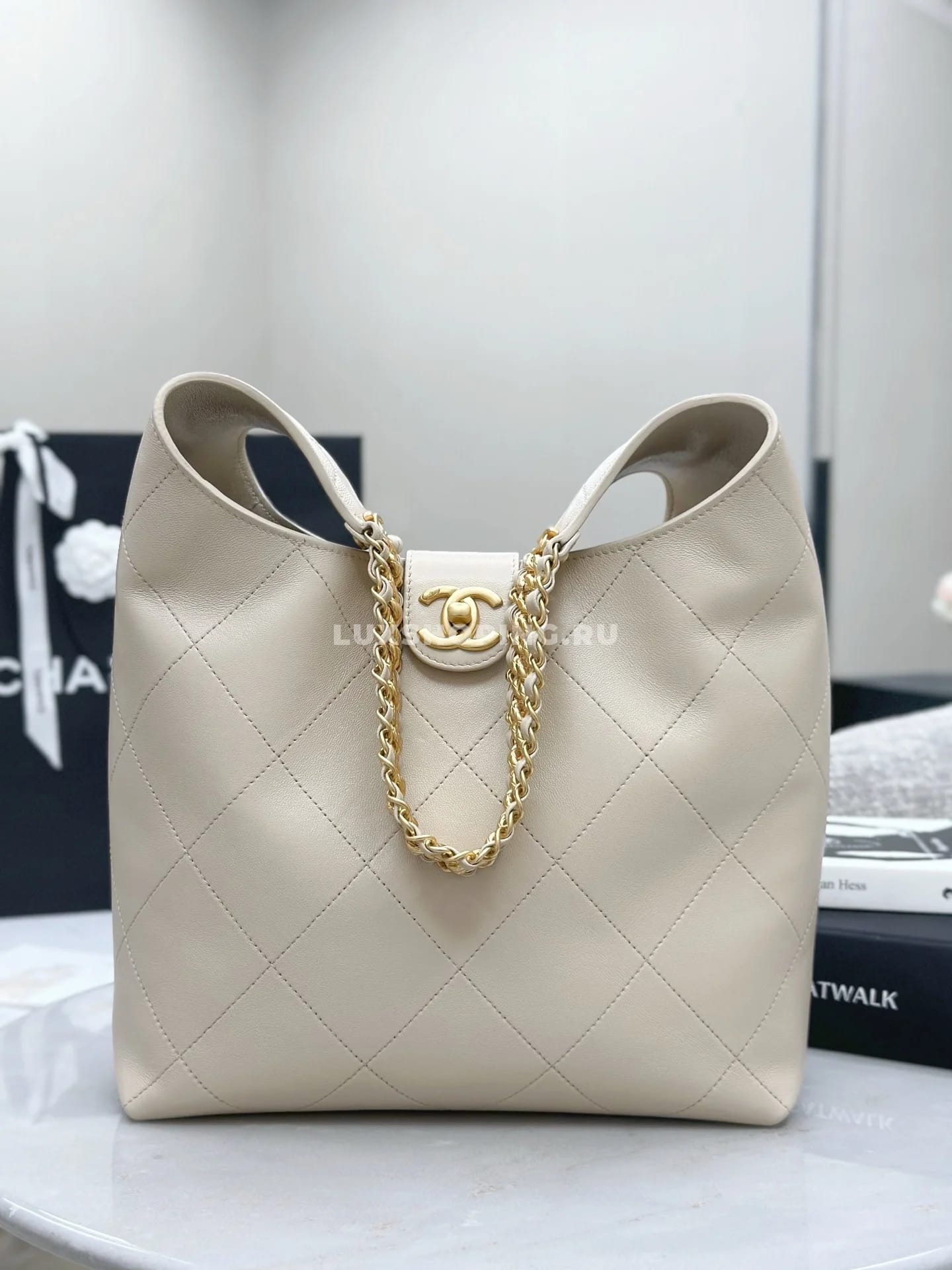 Сумка Chanel 25P Hobo бежевая 30×35×14 см - фото 7