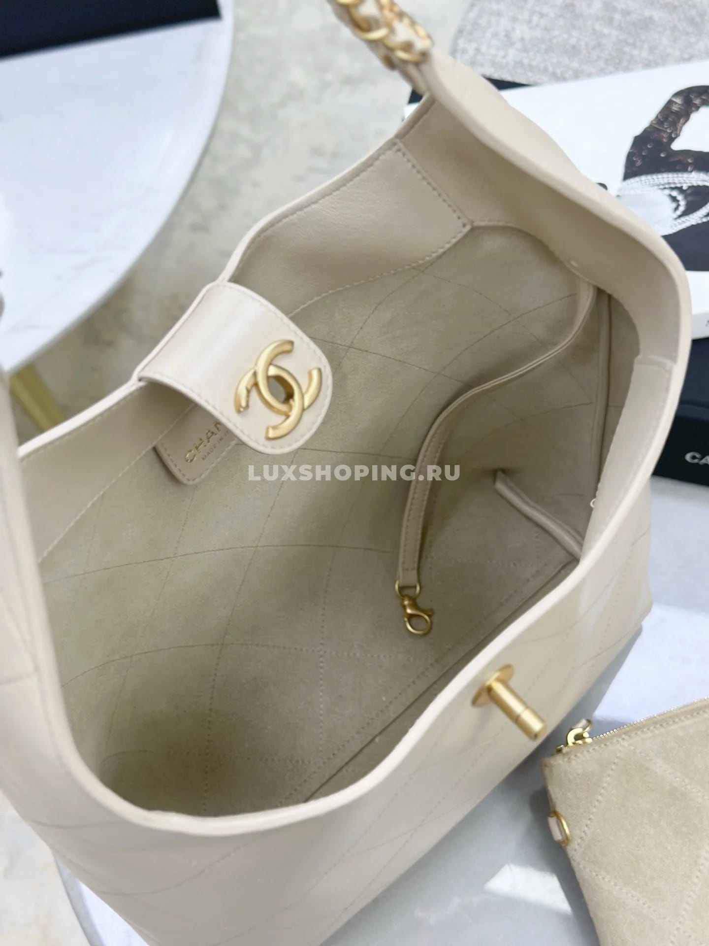 Сумка Chanel 25P Hobo бежевая 30×35×14 см - фото 9