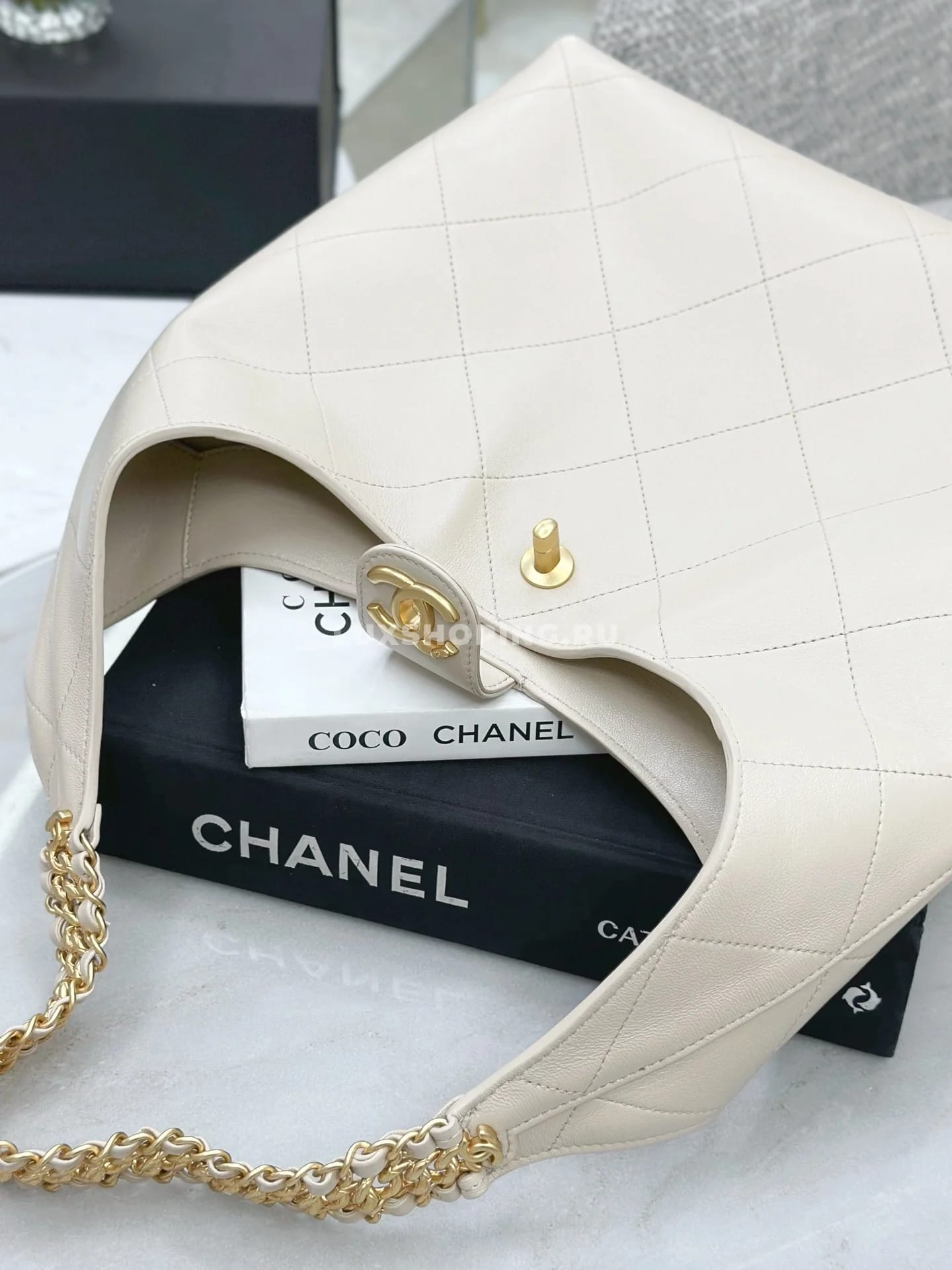 Сумка Chanel 25P Hobo бежевая 30×35×14 см - фото 10