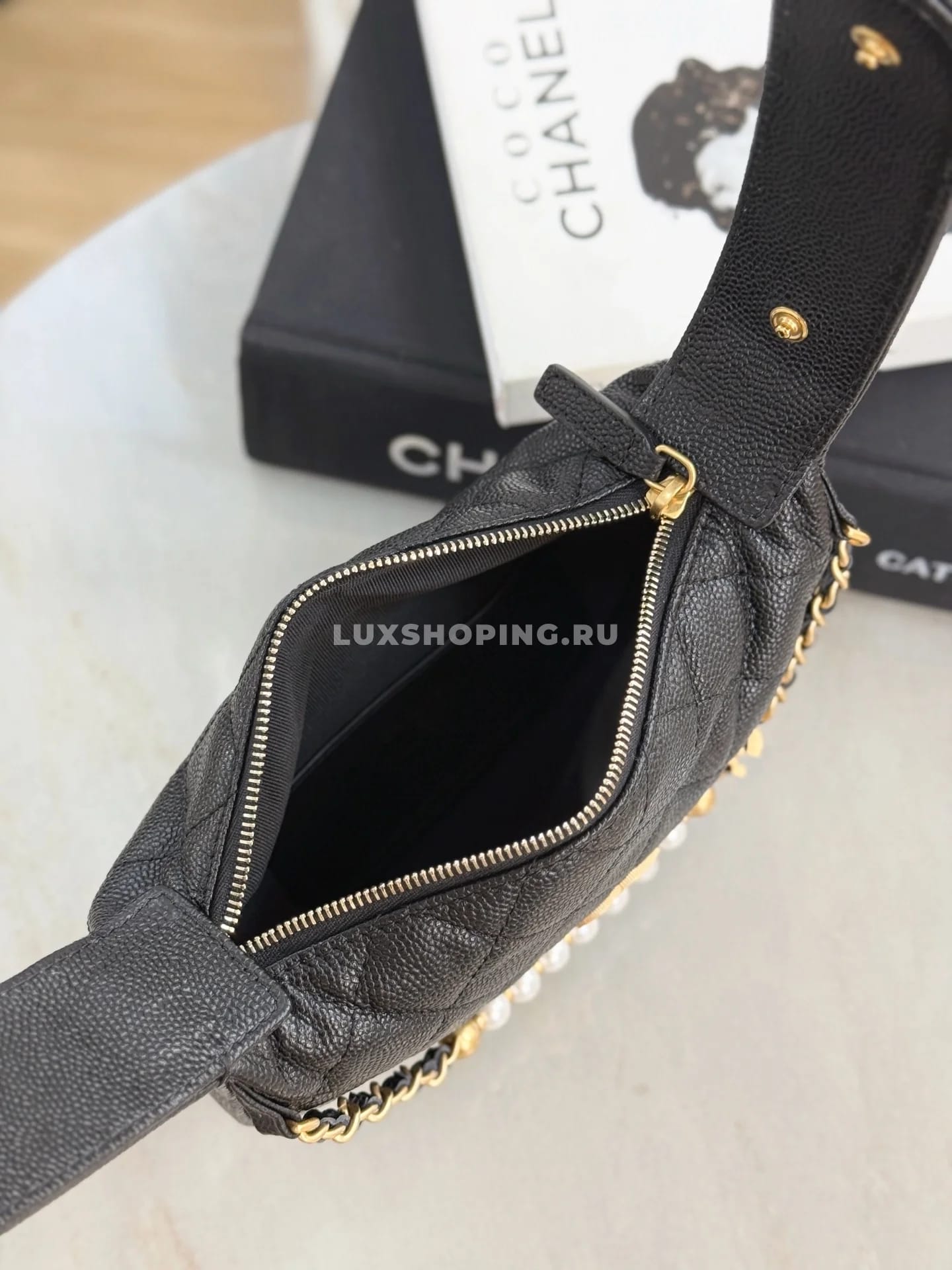 Сумка луна Chanel черная 11×19×8 см - фото 3