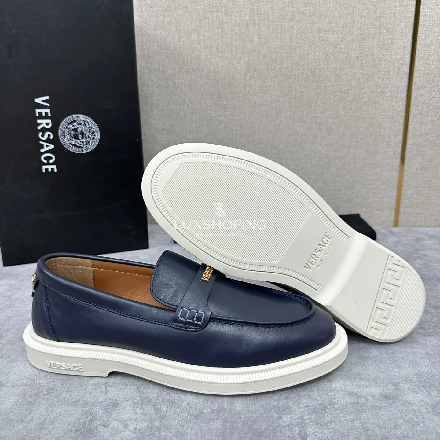 Серые лоферы Versace Greca - фото 5