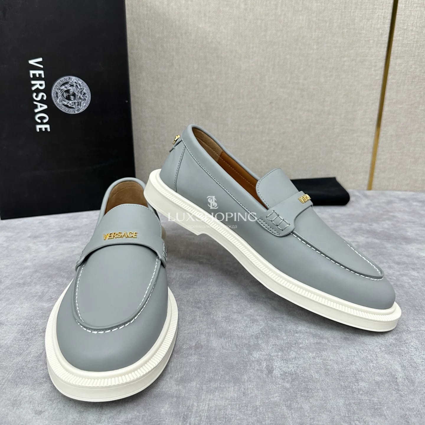 Серые лоферы Versace Greca - фото 6