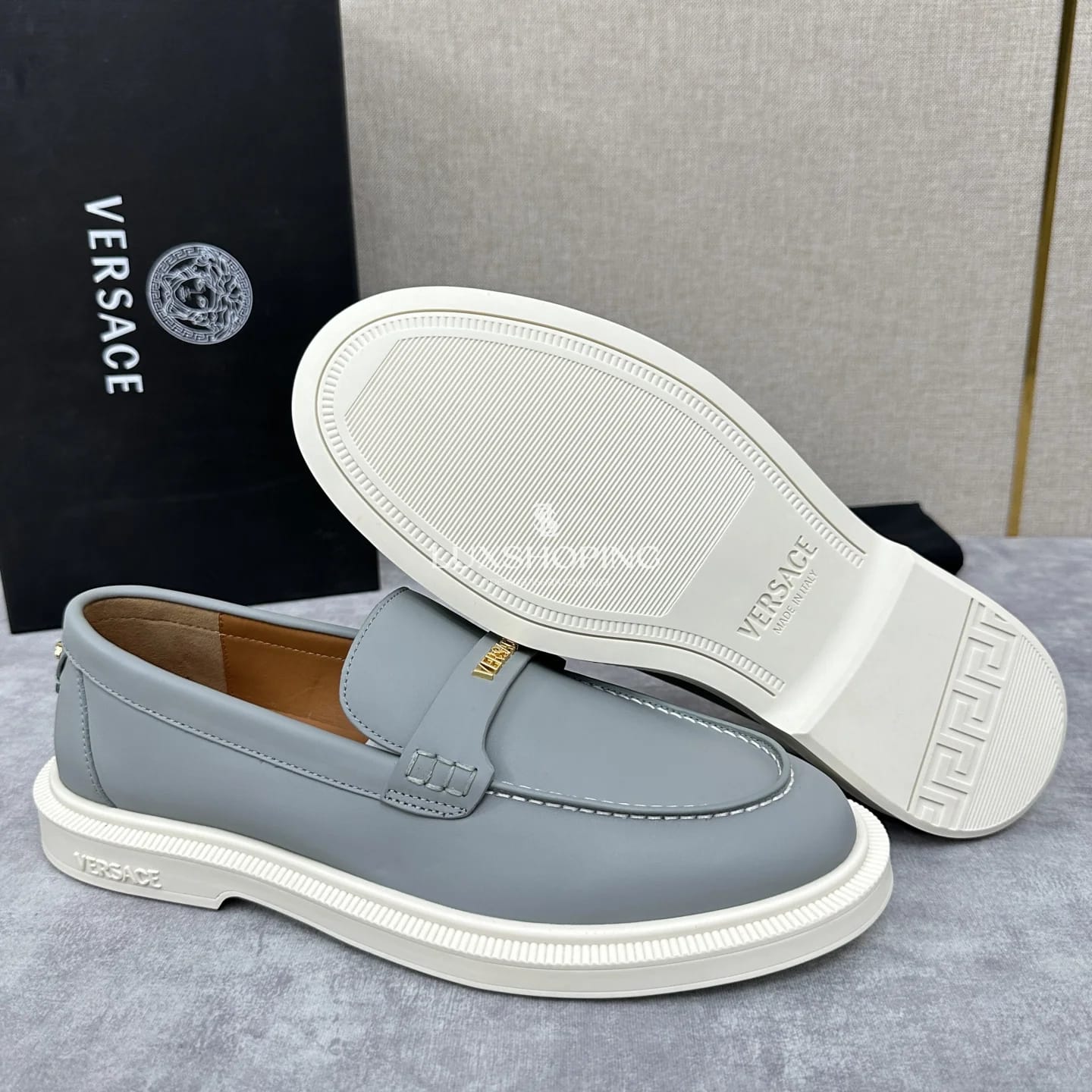 Серые лоферы Versace Greca - фото 7