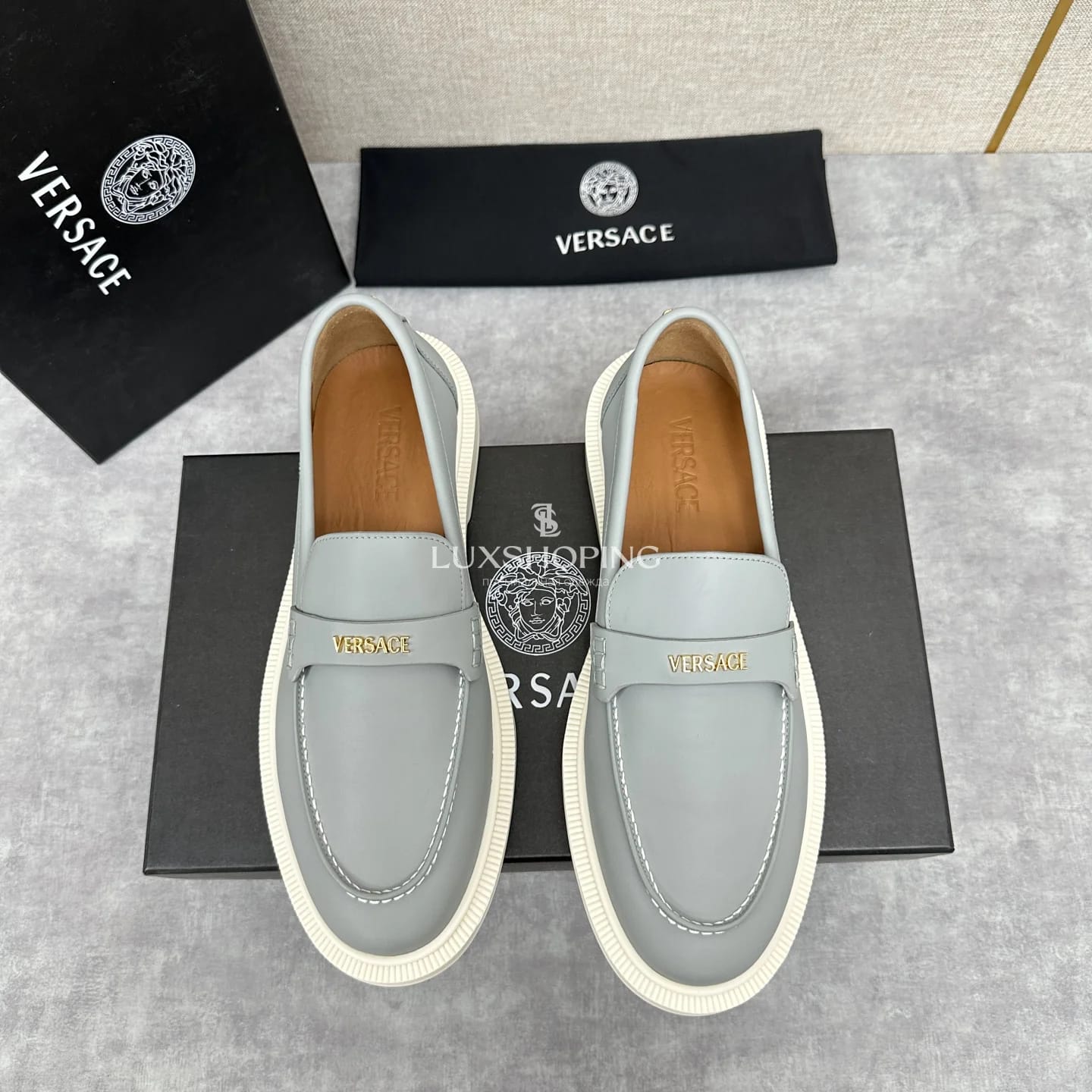 Серые лоферы Versace Greca - фото 8