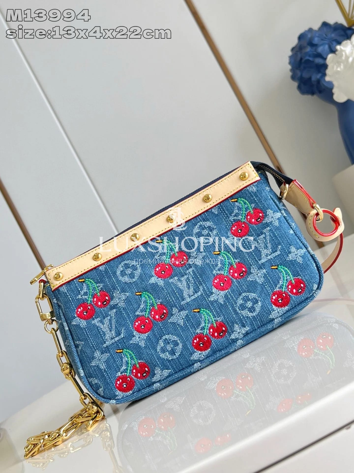 Сумка Pochette Accessoires Louis Vuitton x Takashi Murakami, джинсовая с вишневой вышивкой - фото 2