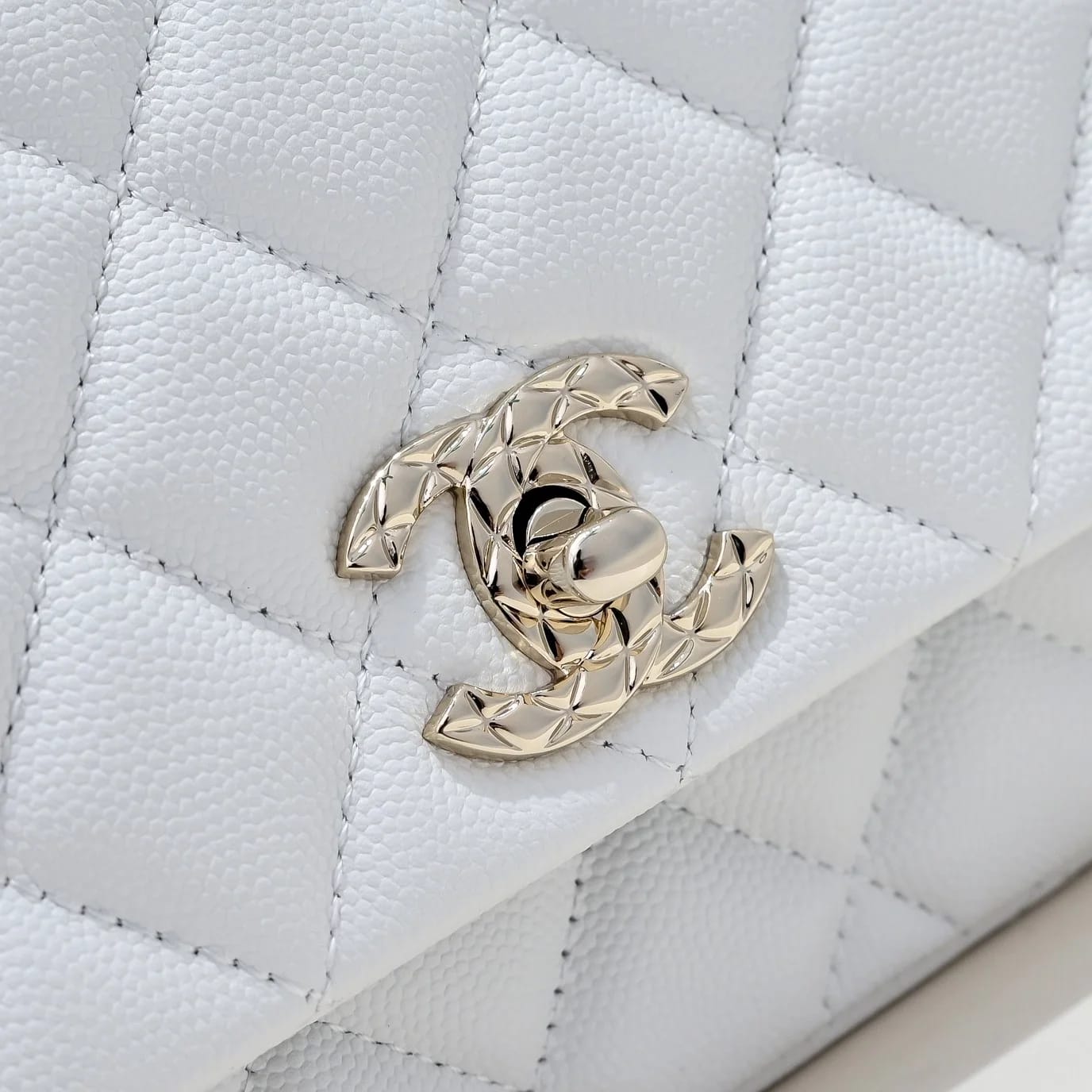 CHANEL Сумка 25S Coco Crush Handle в белом цвете Medium 13.5 × 23 × 7 см - фото 2