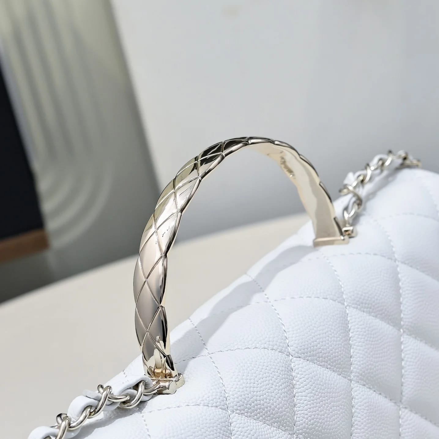 CHANEL Сумка 25S Coco Crush Handle в белом цвете Medium 13.5 × 23 × 7 см - фото 3
