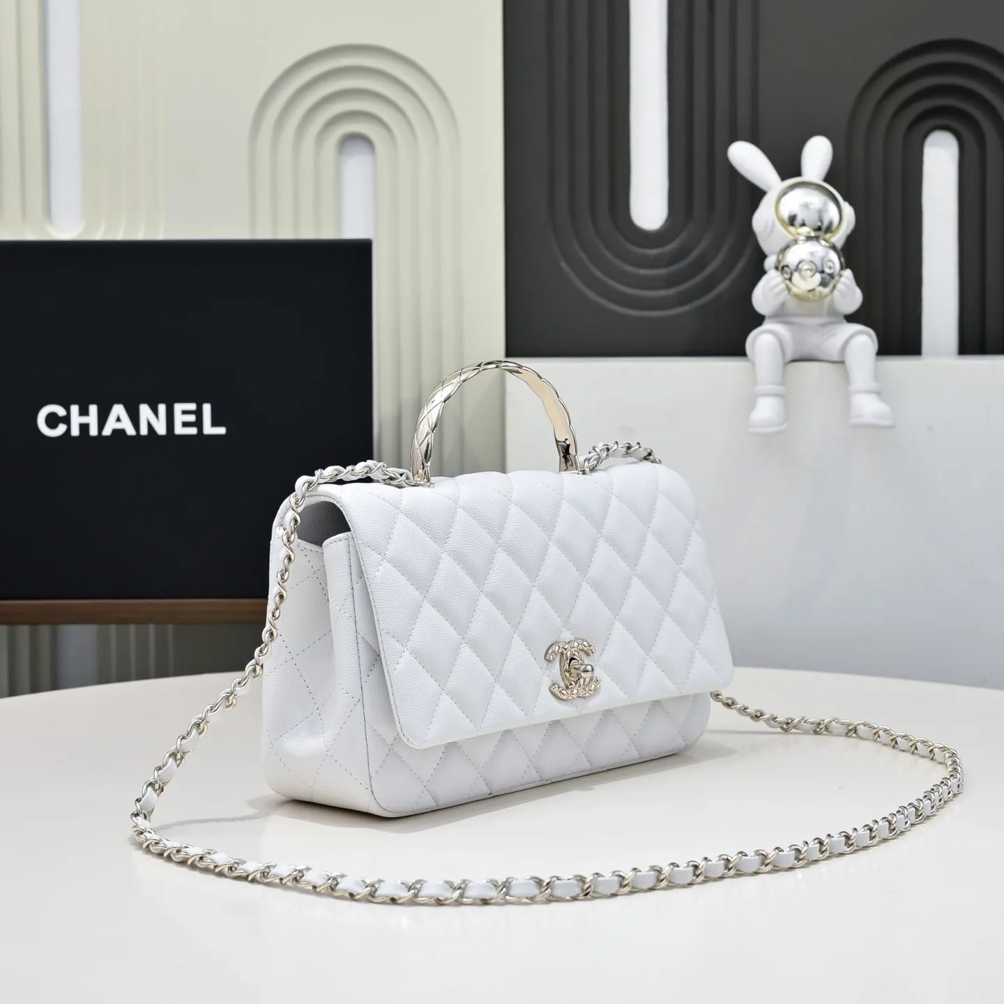 CHANEL Сумка 25S Coco Crush Handle в белом цвете Medium 13.5 × 23 × 7 см - фото 4