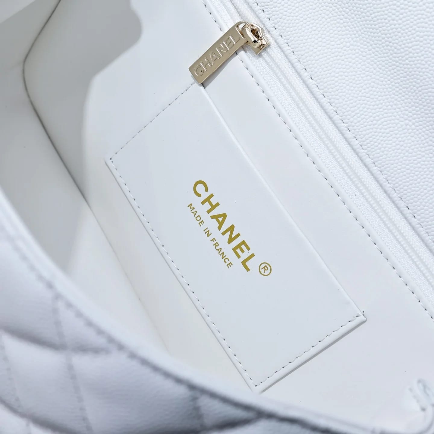 CHANEL Сумка 25S Coco Crush Handle в белом цвете Medium 13.5 × 23 × 7 см - фото 6