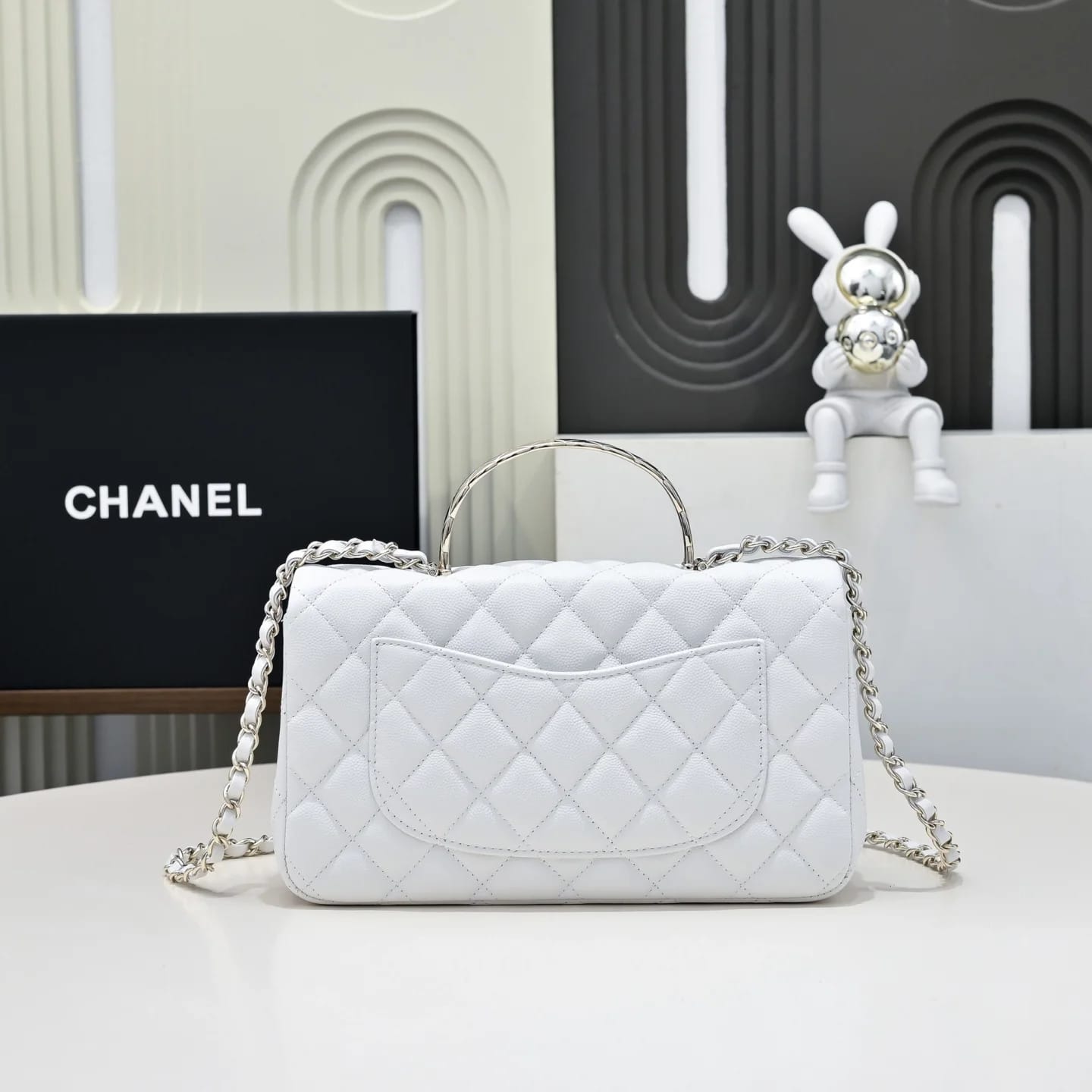 CHANEL Сумка 25S Coco Crush Handle в белом цвете Medium 13.5 × 23 × 7 см - фото 9