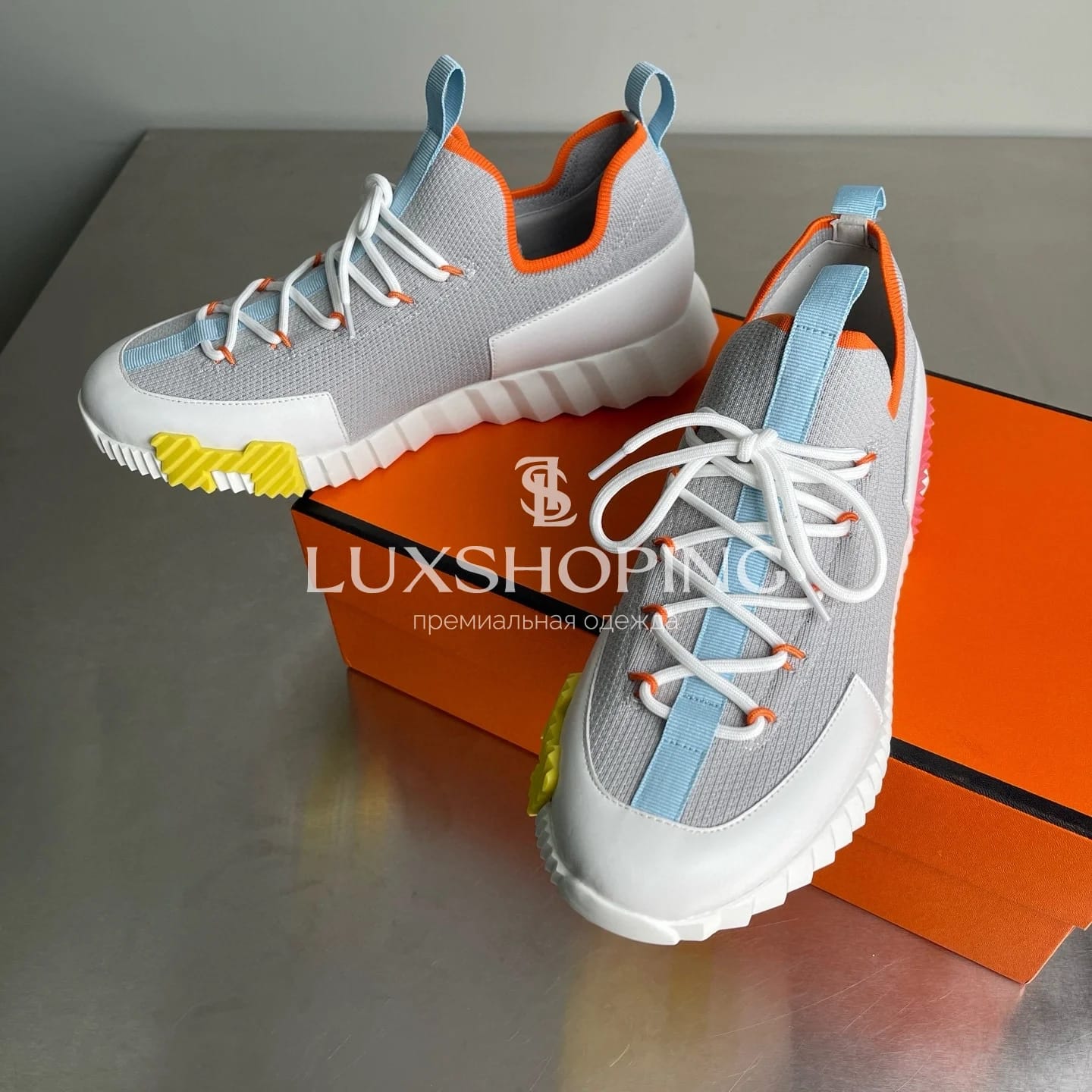 HERMÈS Lift Navy Sneakers мужские кроссовки Светло-серый с белыми, жёлтыми и розовыми акцентами - фото 3