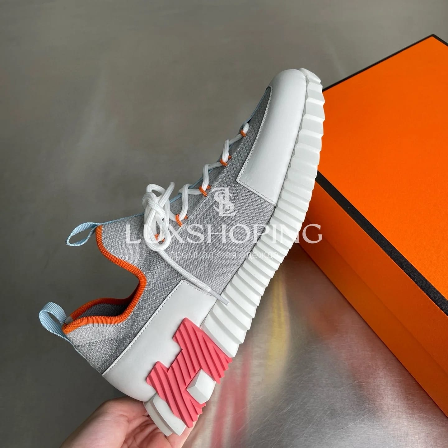 HERMÈS Lift Navy Sneakers мужские кроссовки Светло-серый с белыми, жёлтыми и розовыми акцентами - фото 5