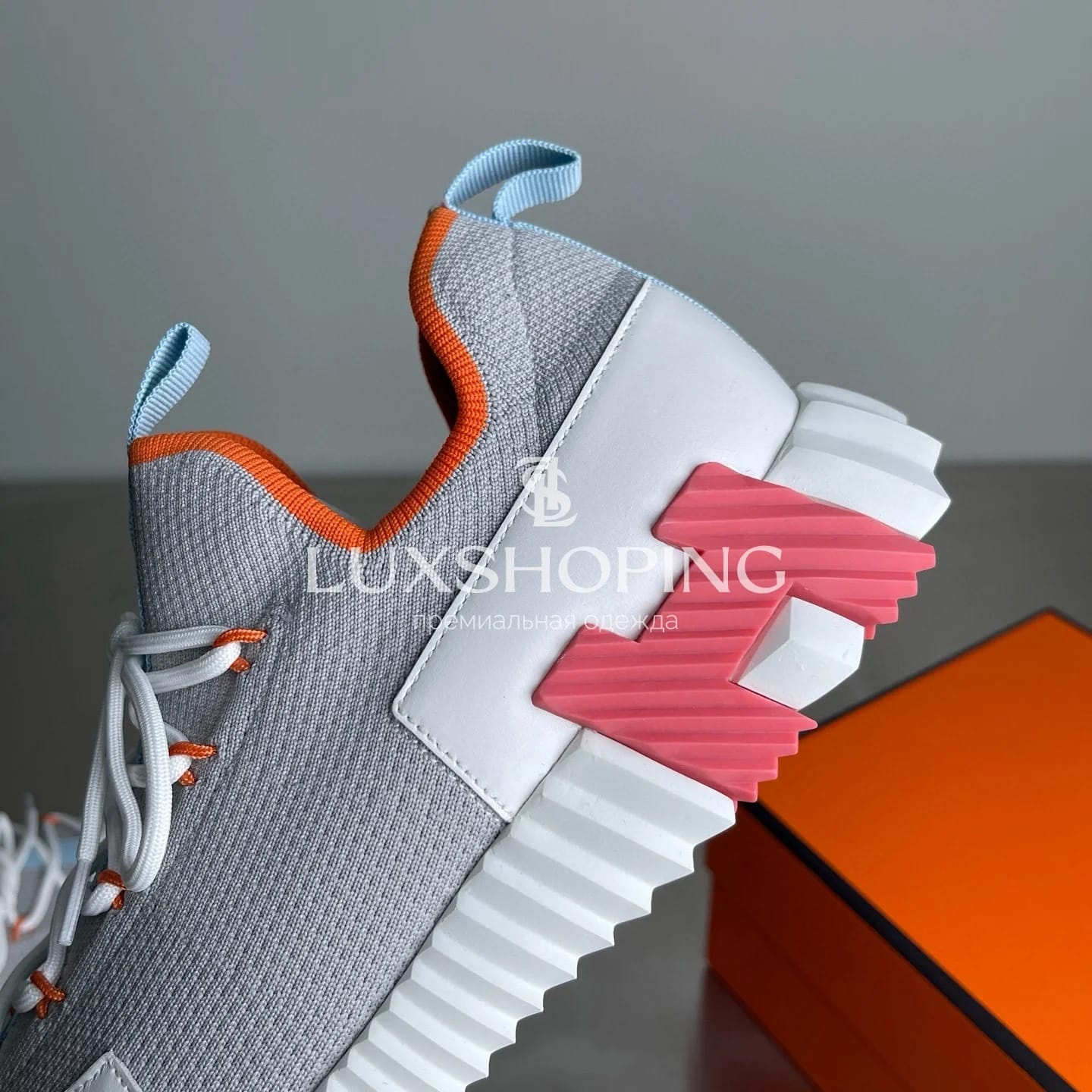 HERMÈS Lift Navy Sneakers мужские кроссовки Светло-серый с белыми, жёлтыми и розовыми акцентами - фото 8