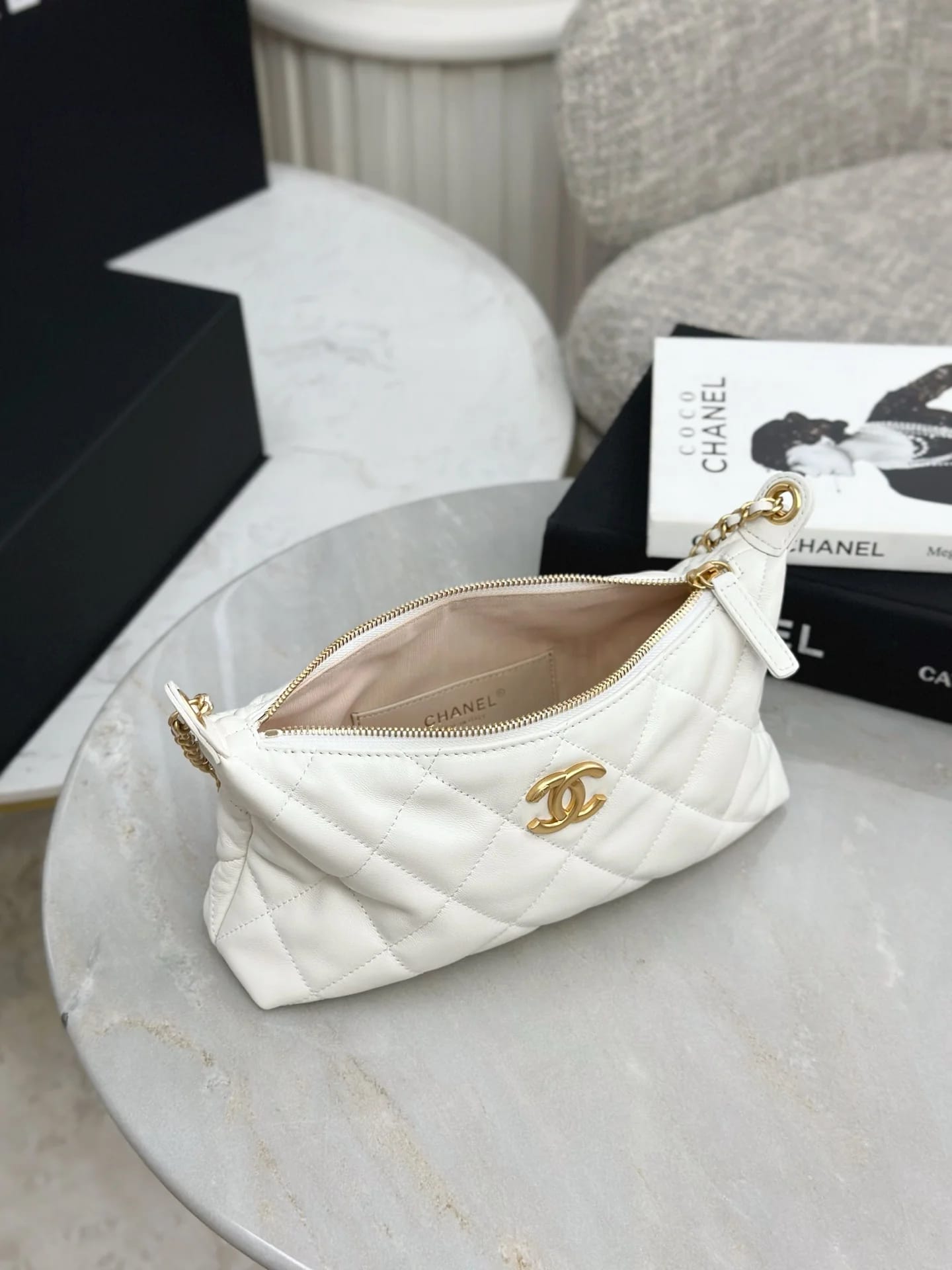 Сумка Chanel 25SS Hobo белая 17х26х8 см - фото 8