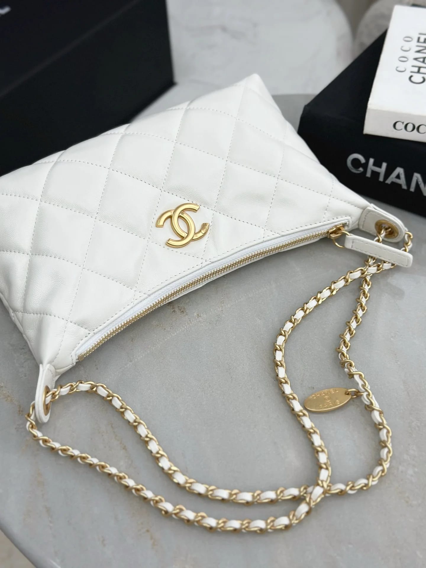Сумка Chanel 25SS Hobo белая 17х26х8 см - фото 10