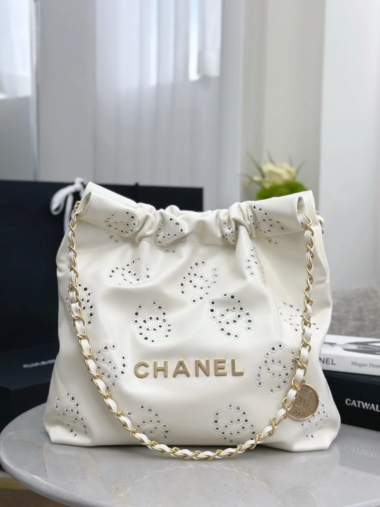 Сумка Chanel белая ажурная 22 Bag 35х37х7 см - фото 2