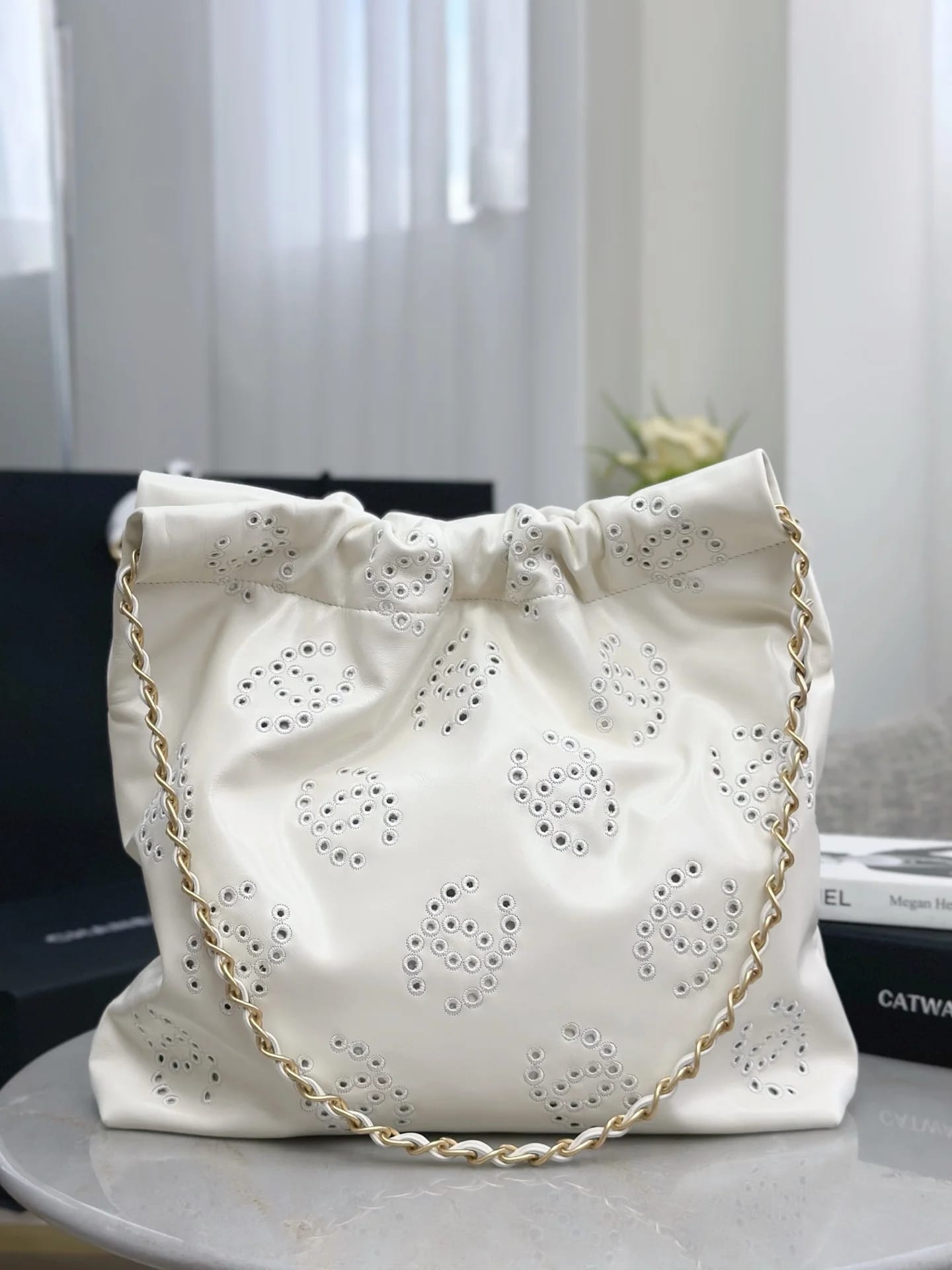 Сумка Chanel белая ажурная 22 Bag 35х37х7 см - фото 4