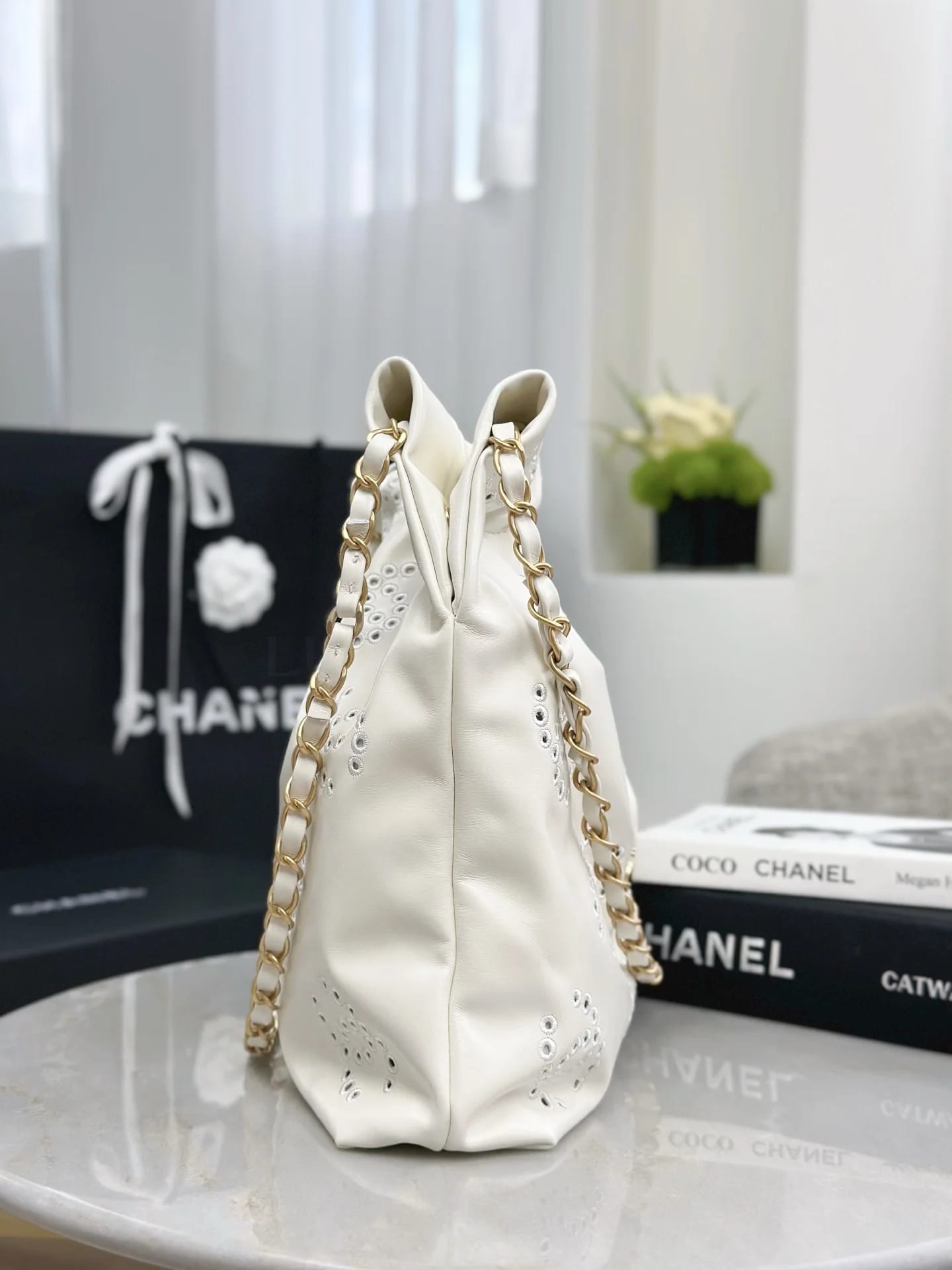 Сумка Chanel белая ажурная 22 Bag 35х37х7 см - фото 5