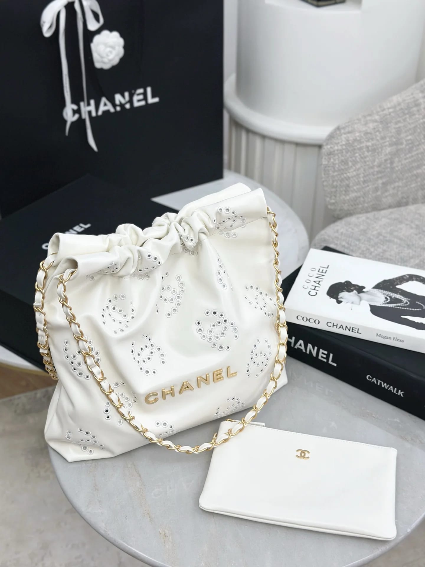 Сумка Chanel белая ажурная 22 Bag 35х37х7 см - фото 6