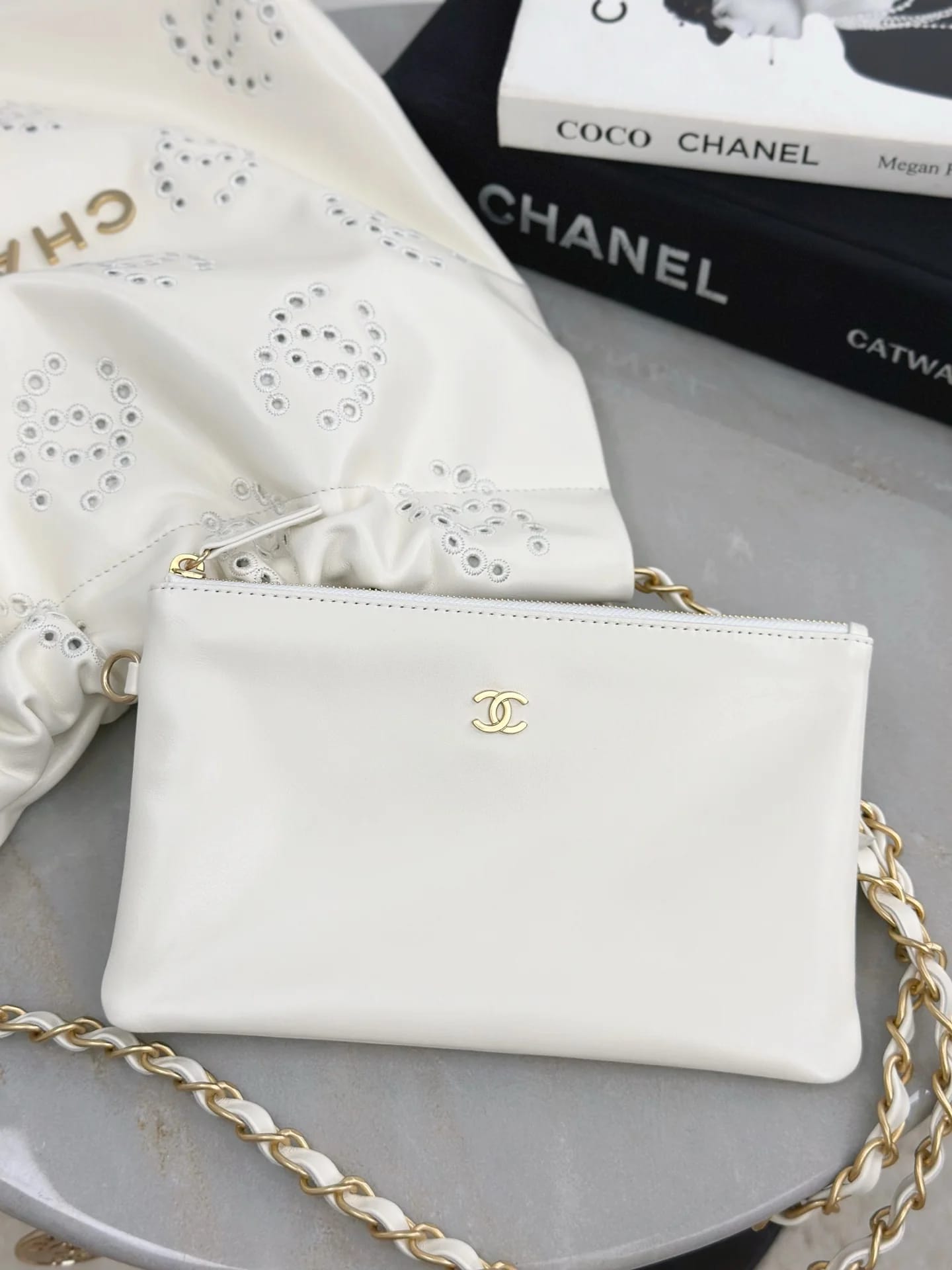 Сумка Chanel белая ажурная 22 Bag 35х37х7 см - фото 7