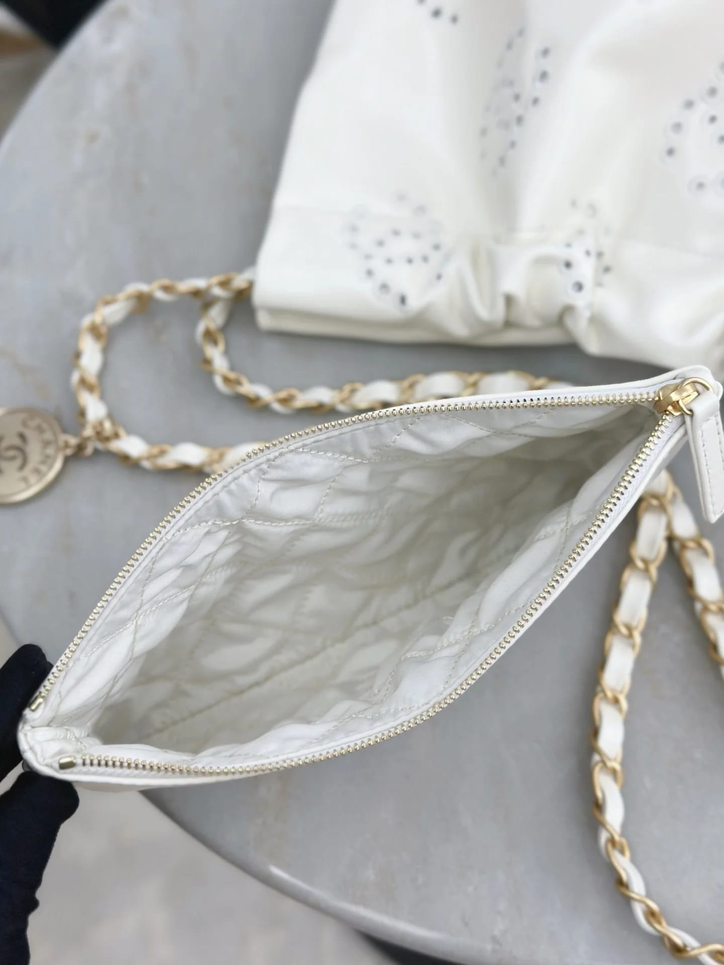 Сумка Chanel белая ажурная 22 Bag 35х37х7 см - фото 8
