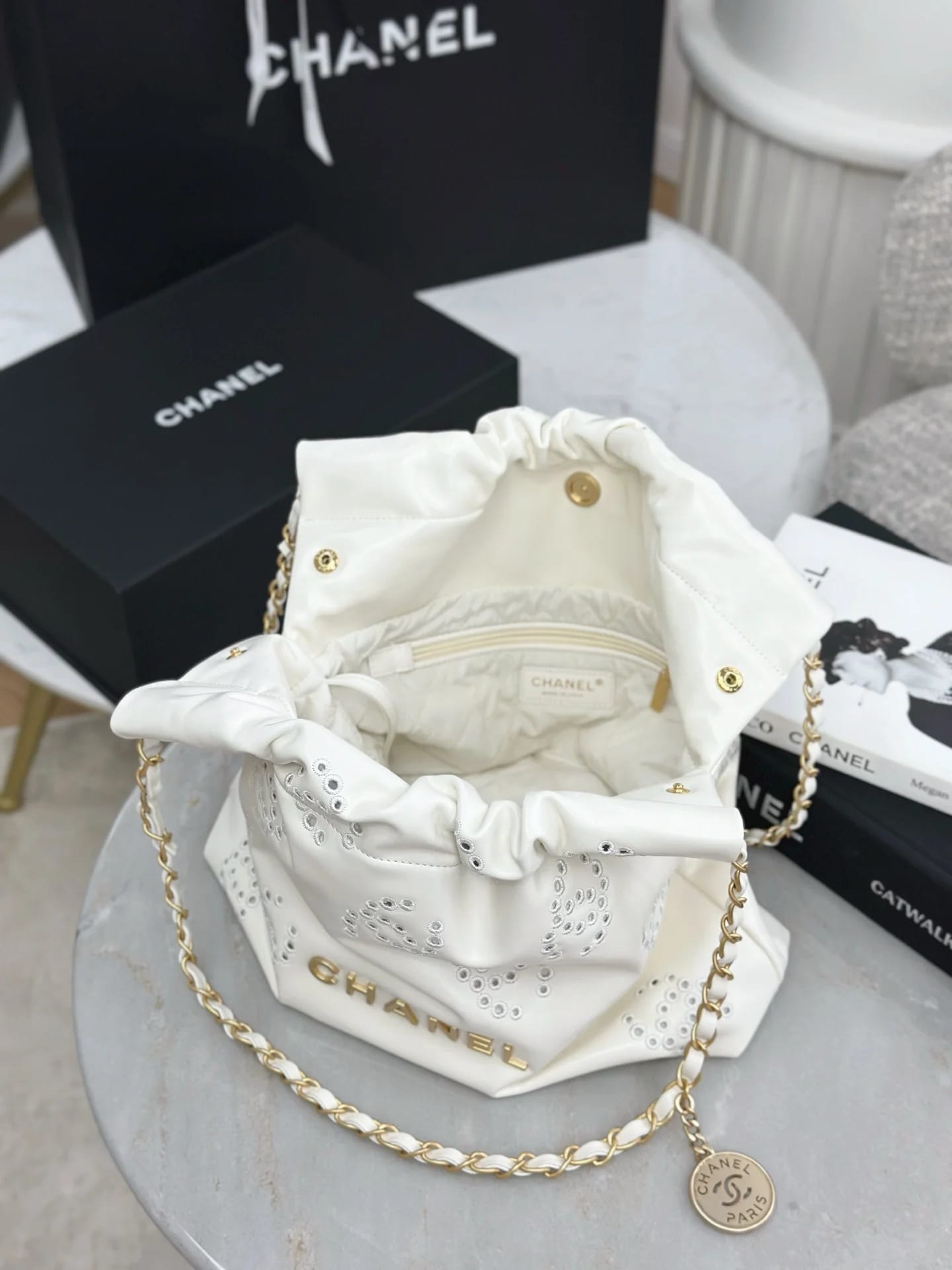 Сумка Chanel белая ажурная 22 Bag 35х37х7 см - фото 9