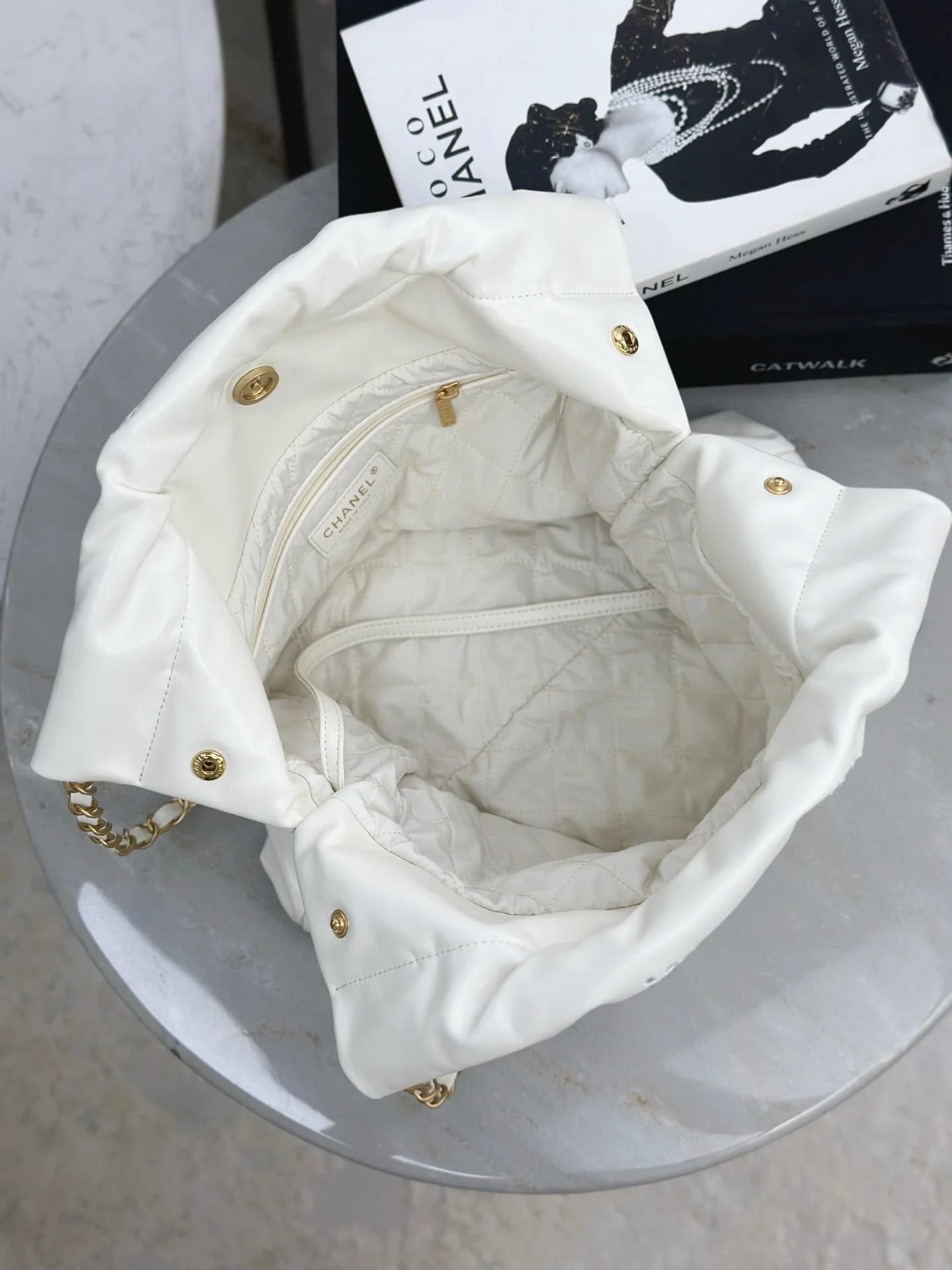 Сумка Chanel белая ажурная 22 Bag 35х37х7 см - фото 10