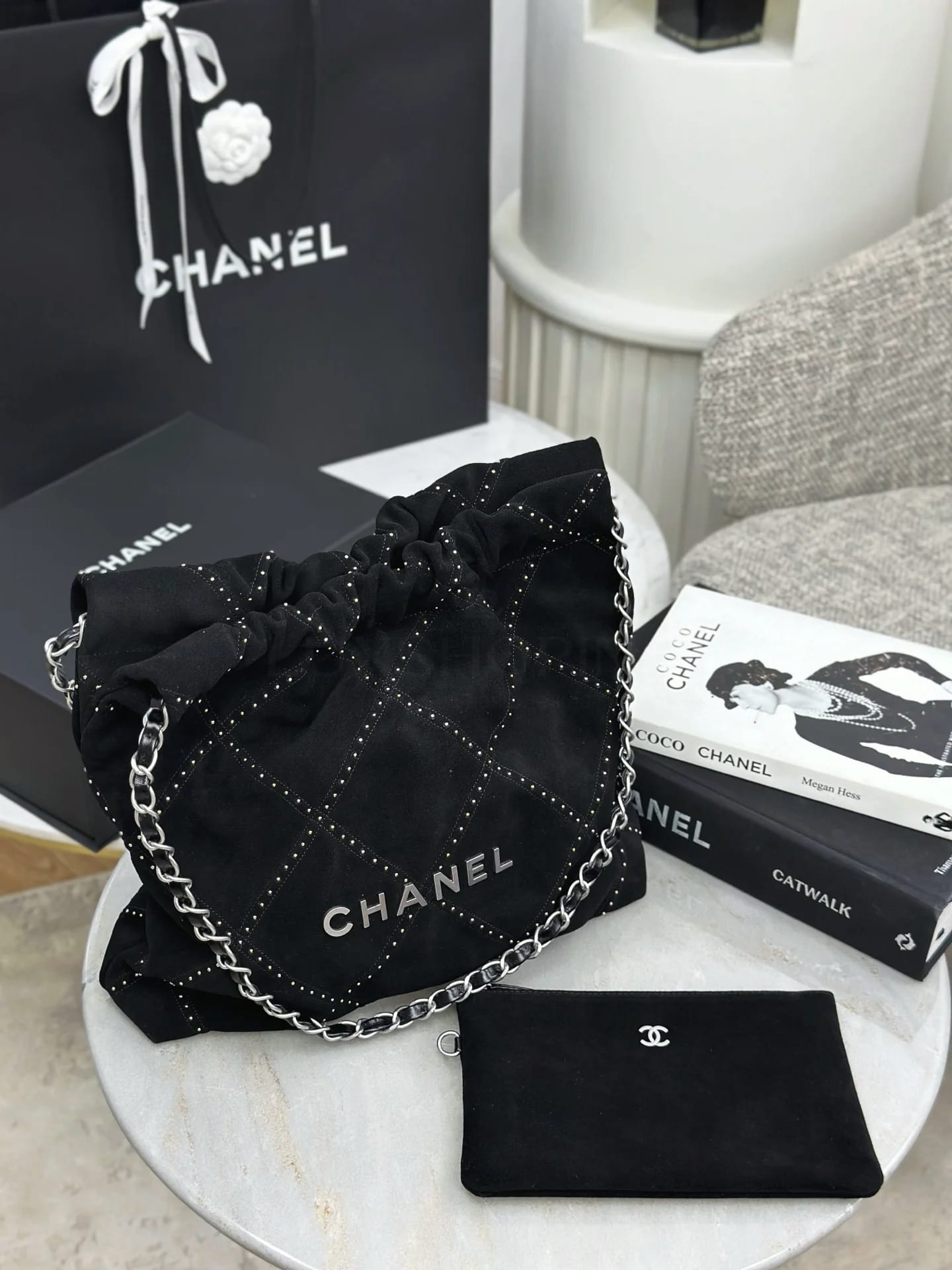Сумка Chanel 22 Bag в черной замше 35х37х7 см - фото 6