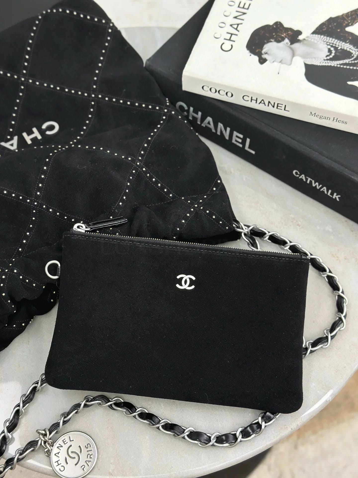 Сумка Chanel 22 Bag в черной замше 35х37х7 см - фото 7