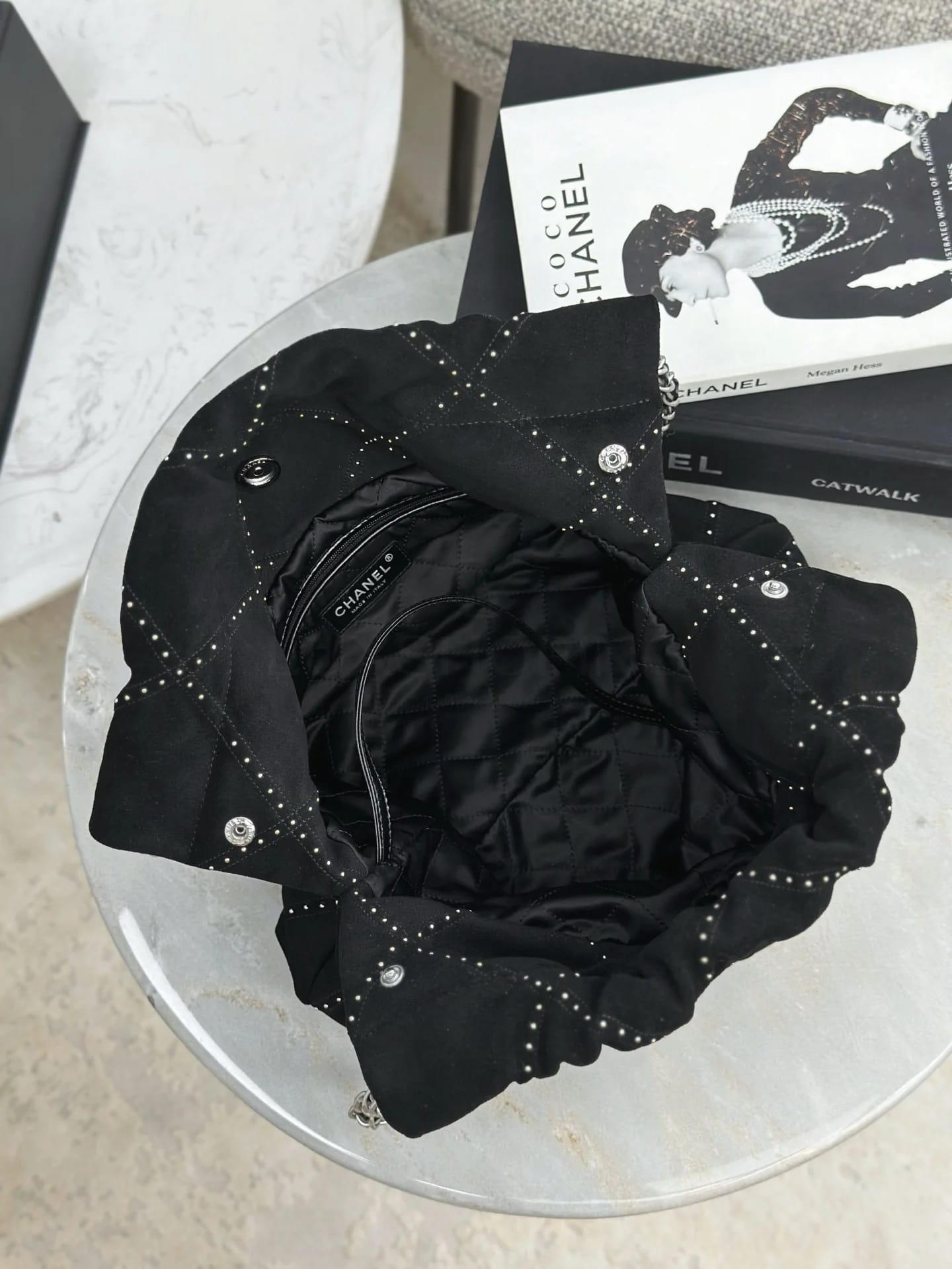 Сумка Chanel 22 Bag в черной замше 35х37х7 см - фото 10