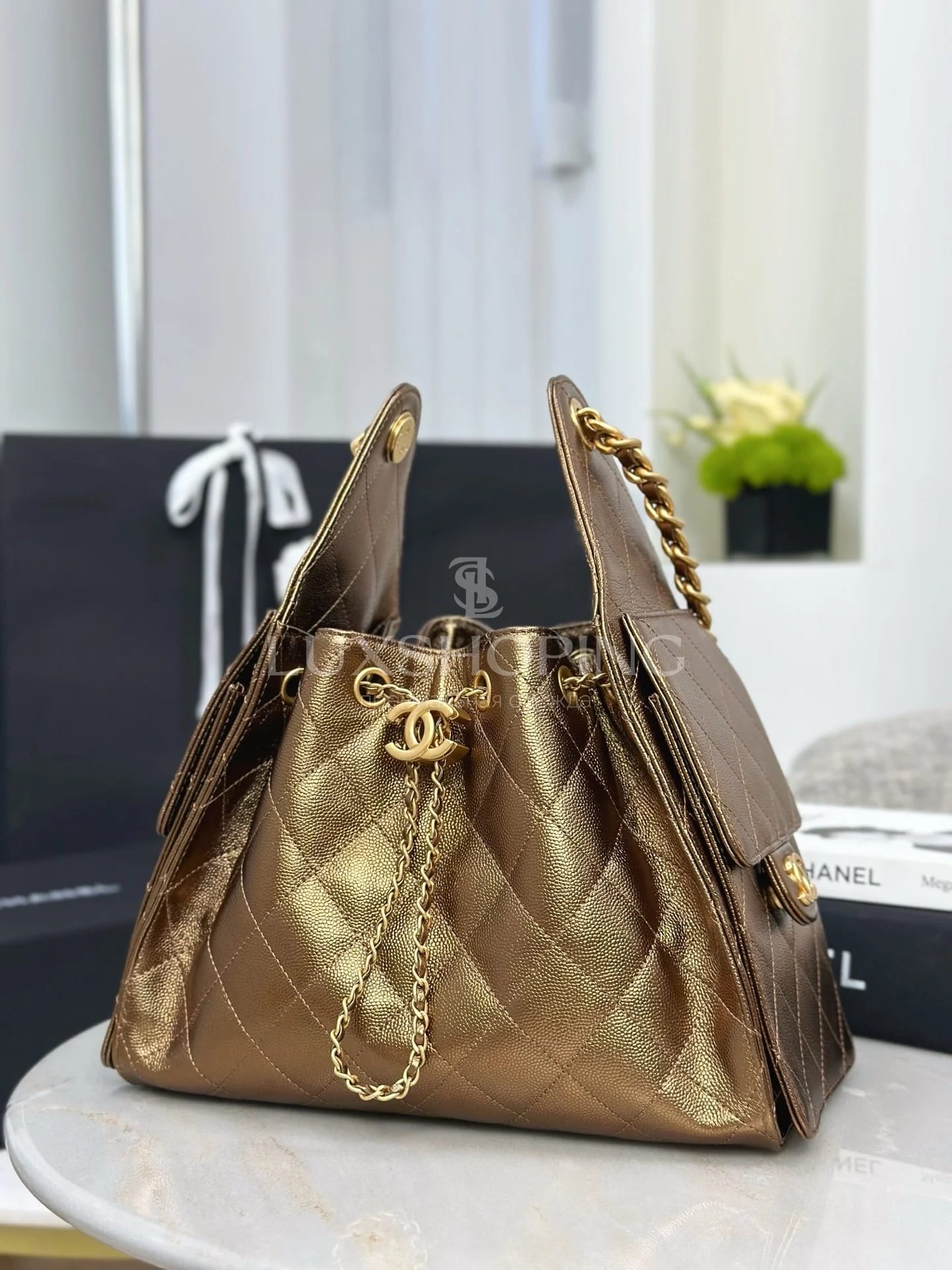 CHANEL 25C сумка-хобо 30×26×14 см золотая - фото 2