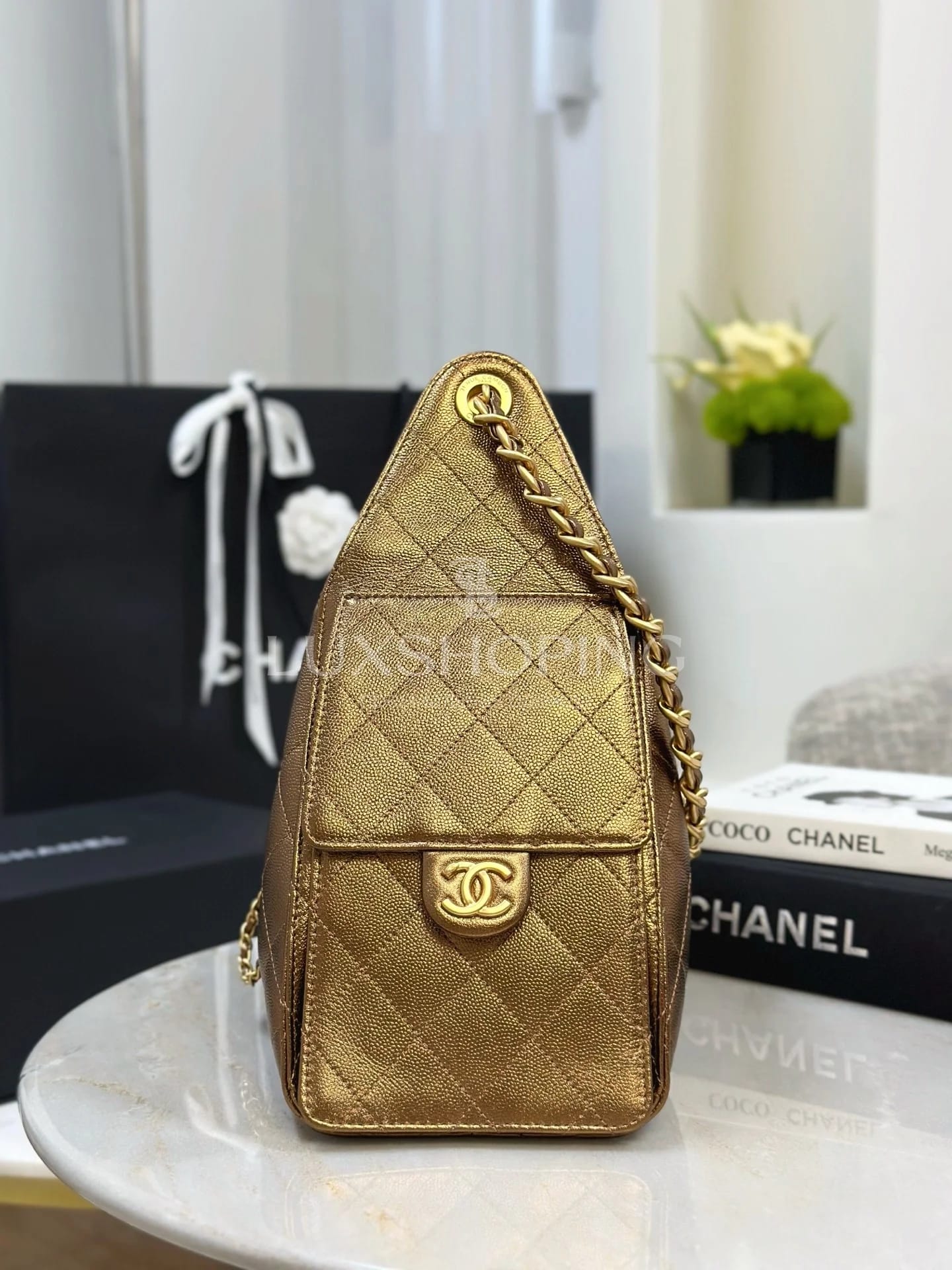 CHANEL 25C сумка-хобо 30×26×14 см золотая - фото 5