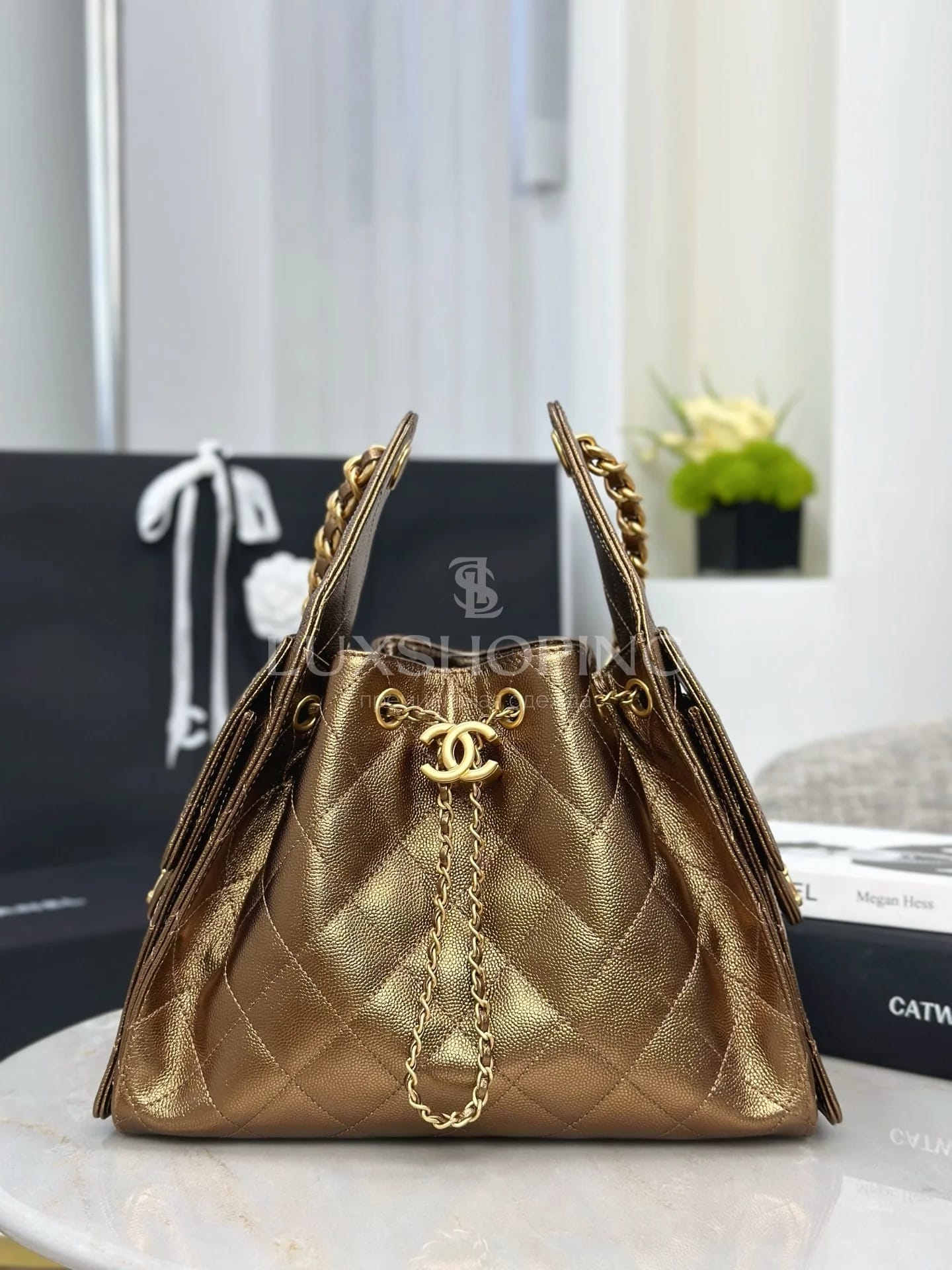 CHANEL 25C сумка-хобо 30×26×14 см золотая - фото 9